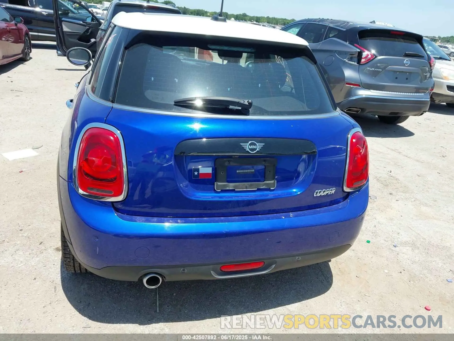 16 Photograph of a damaged car WMWXU7C06L2M87234 MINI HARDTOP 2020