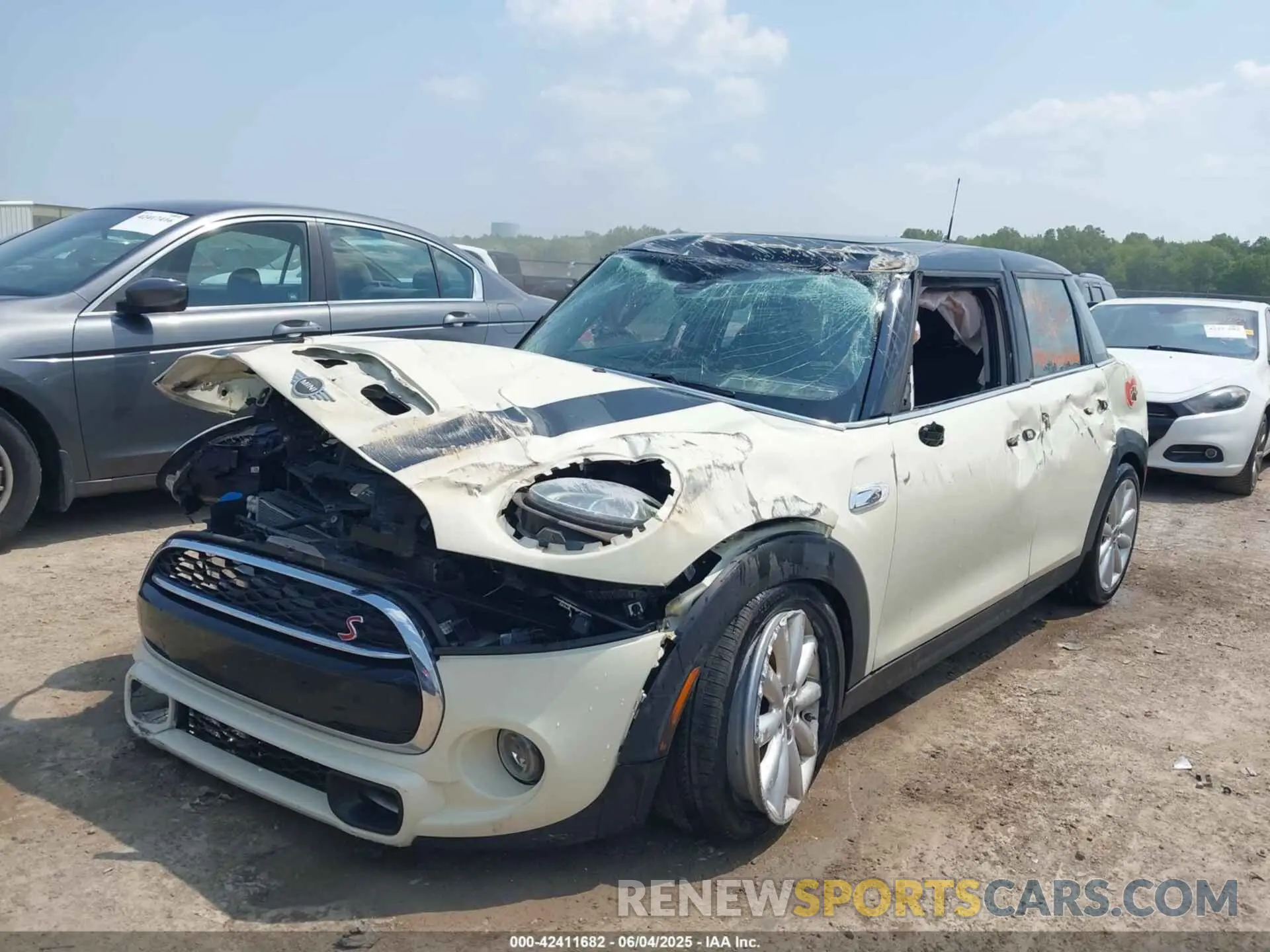 2 Photograph of a damaged car WMWXU9C04L2M07490 MINI HARDTOP 2020