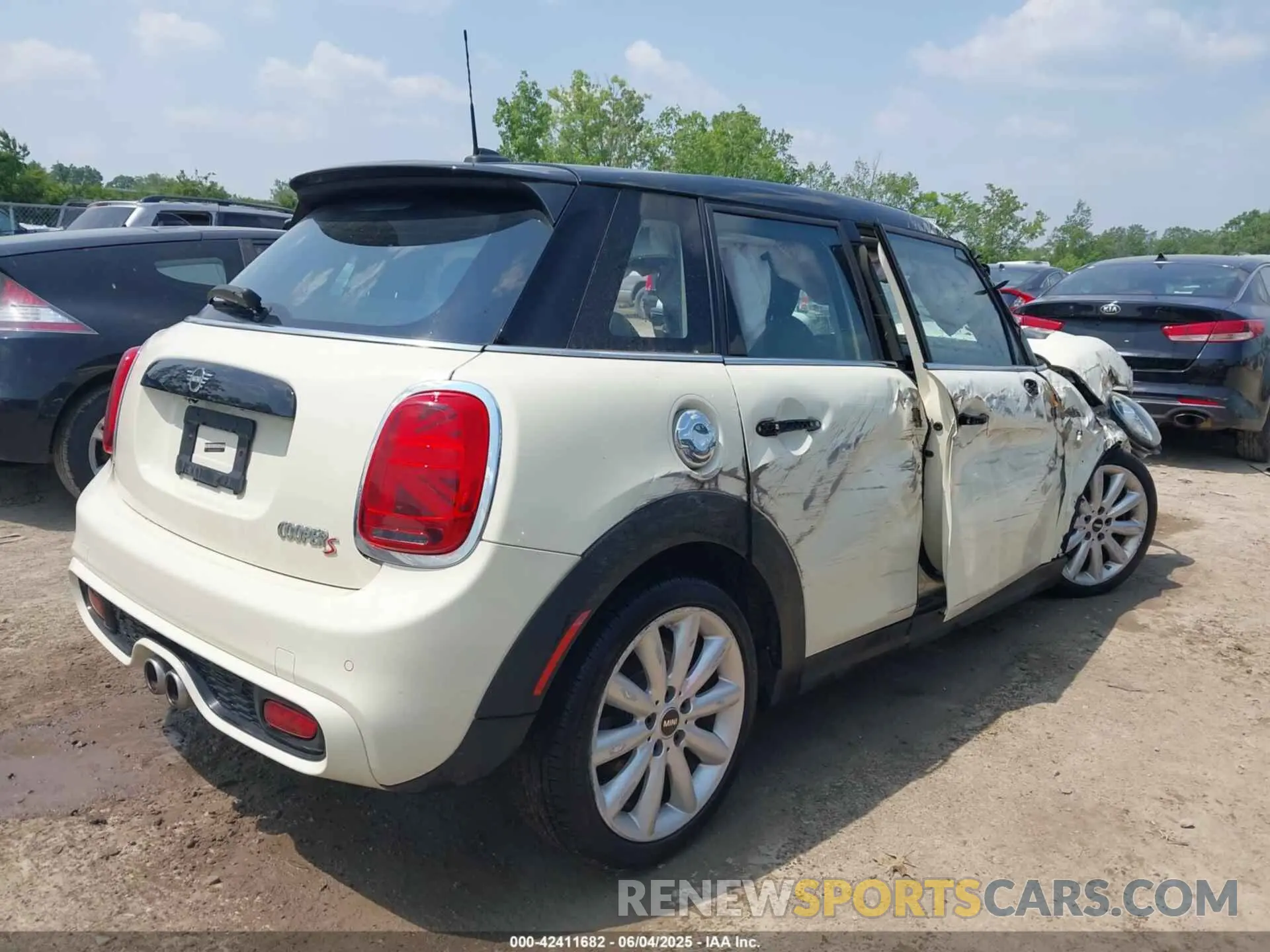 4 Photograph of a damaged car WMWXU9C04L2M07490 MINI HARDTOP 2020