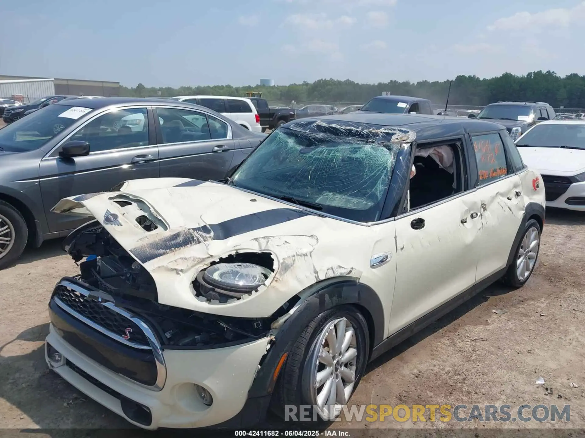 6 Photograph of a damaged car WMWXU9C04L2M07490 MINI HARDTOP 2020