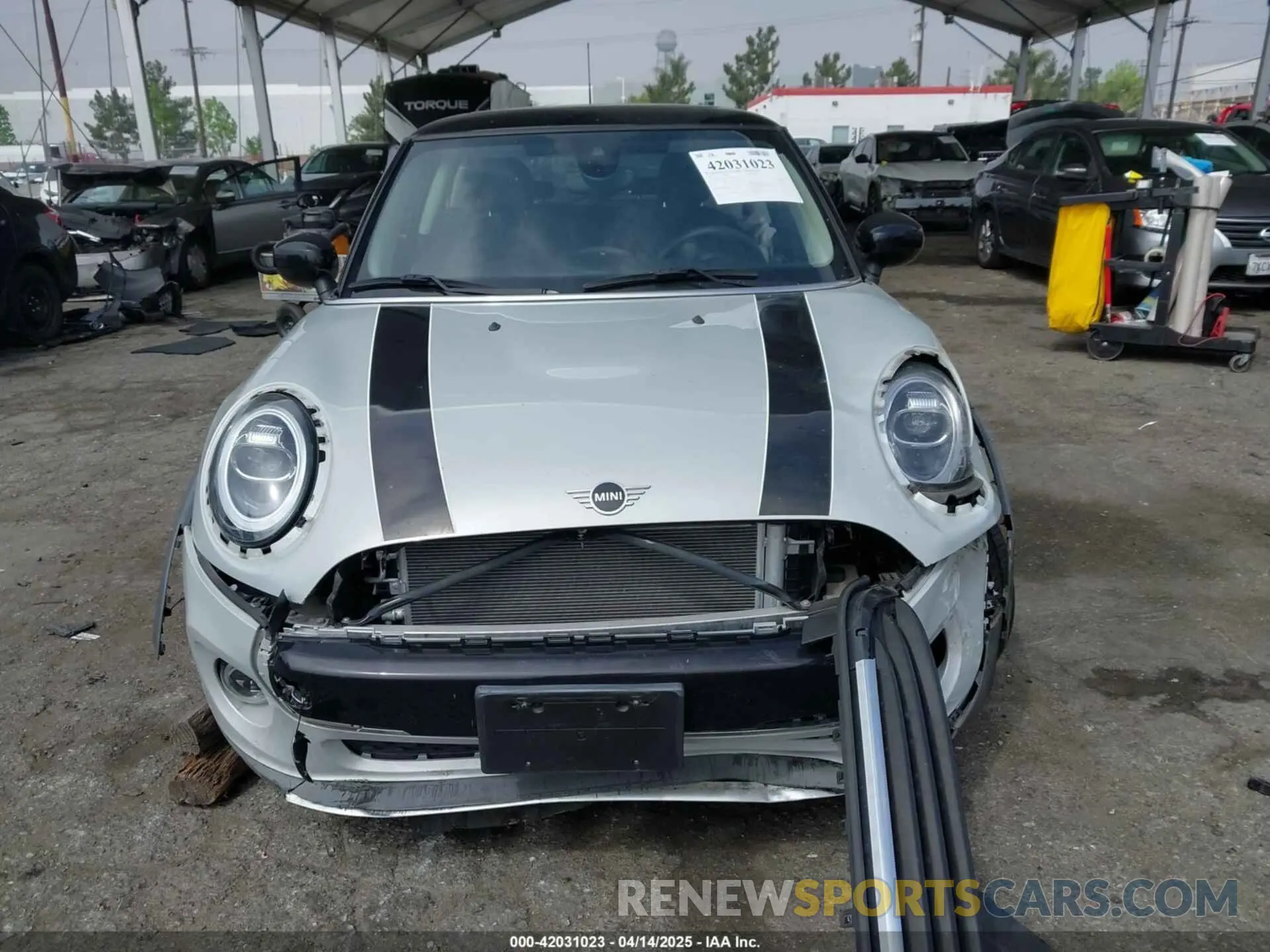 12 Photograph of a damaged car WMWXR3C09M2N96671 MINI HARDTOP 2021