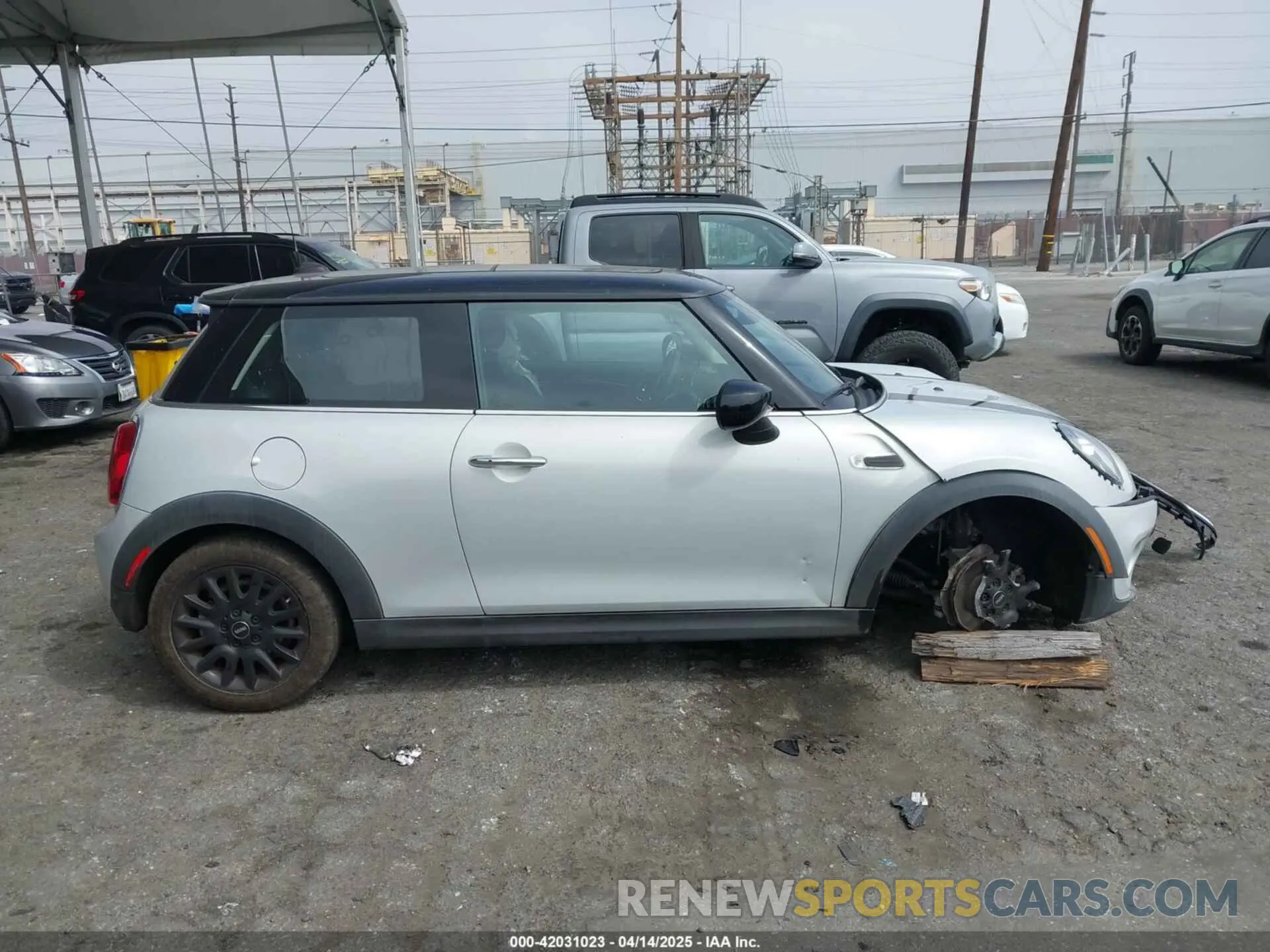 13 Photograph of a damaged car WMWXR3C09M2N96671 MINI HARDTOP 2021