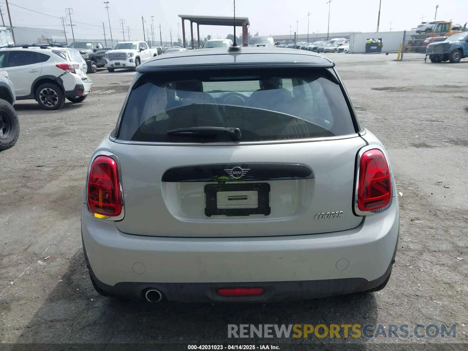 16 Photograph of a damaged car WMWXR3C09M2N96671 MINI HARDTOP 2021