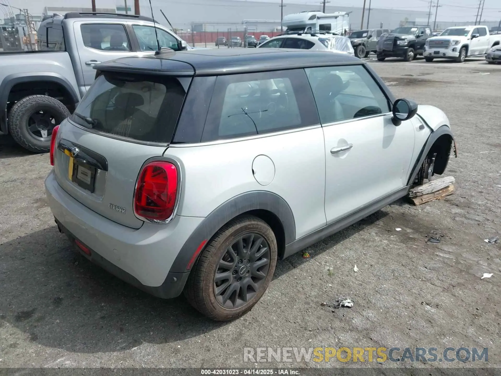 4 Photograph of a damaged car WMWXR3C09M2N96671 MINI HARDTOP 2021