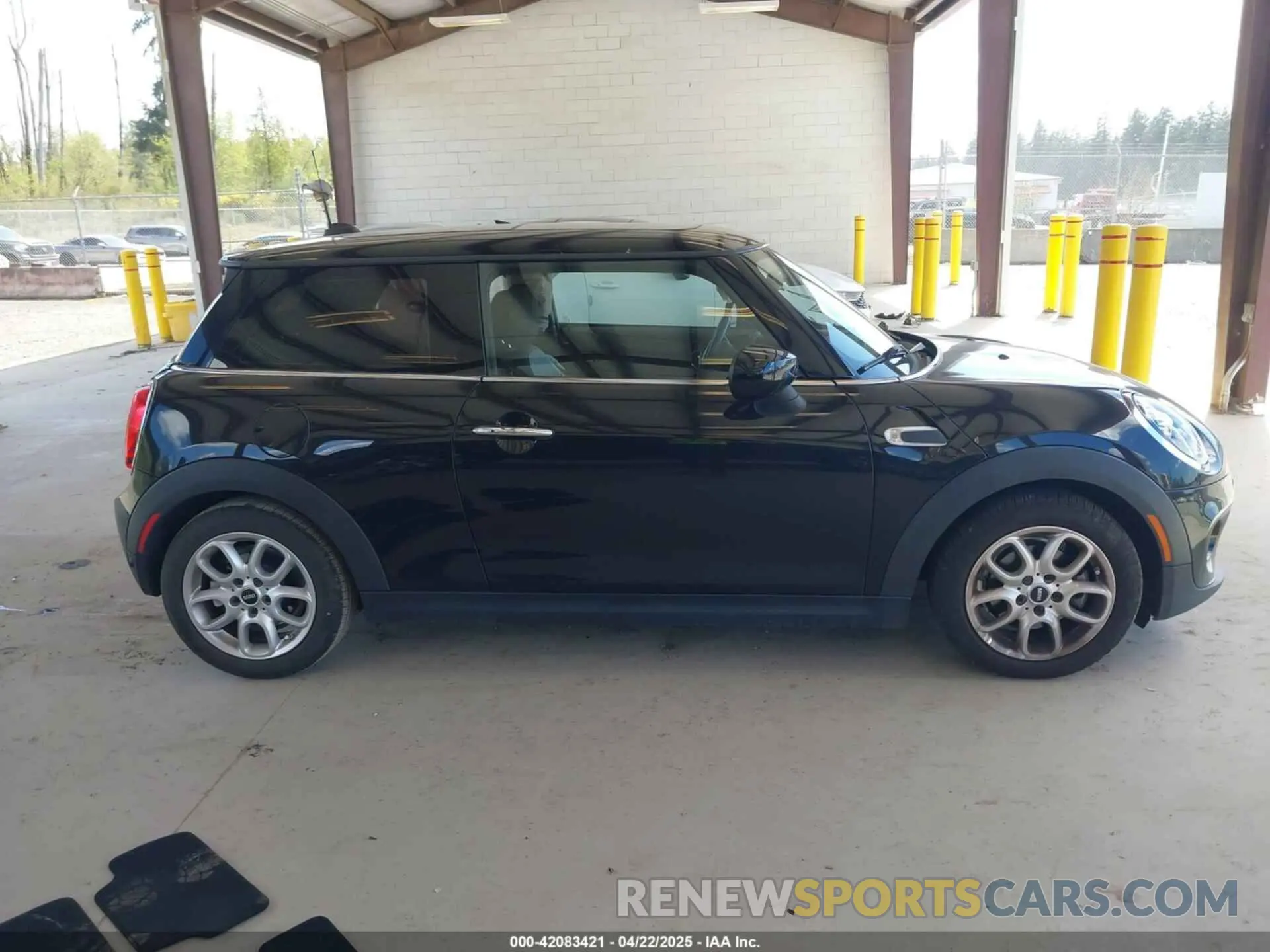 13 Photograph of a damaged car WMWXR3C0XM2N93195 MINI HARDTOP 2021