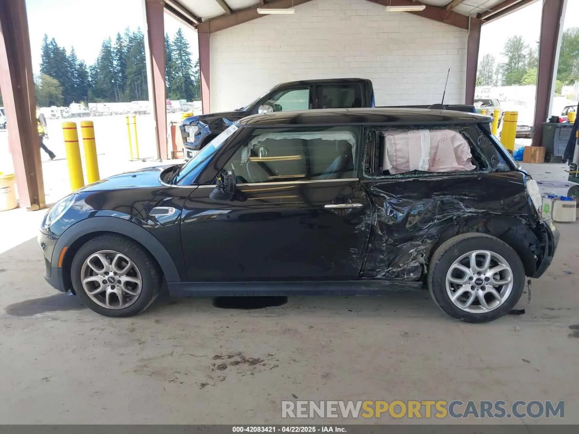 14 Photograph of a damaged car WMWXR3C0XM2N93195 MINI HARDTOP 2021