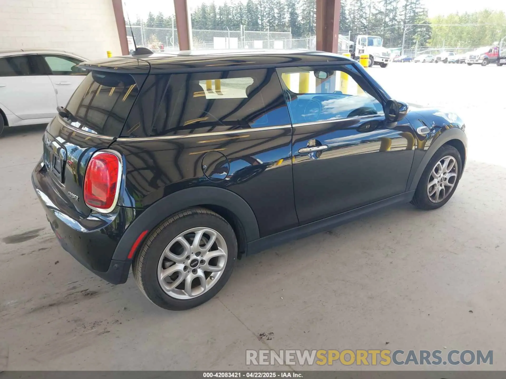 4 Photograph of a damaged car WMWXR3C0XM2N93195 MINI HARDTOP 2021