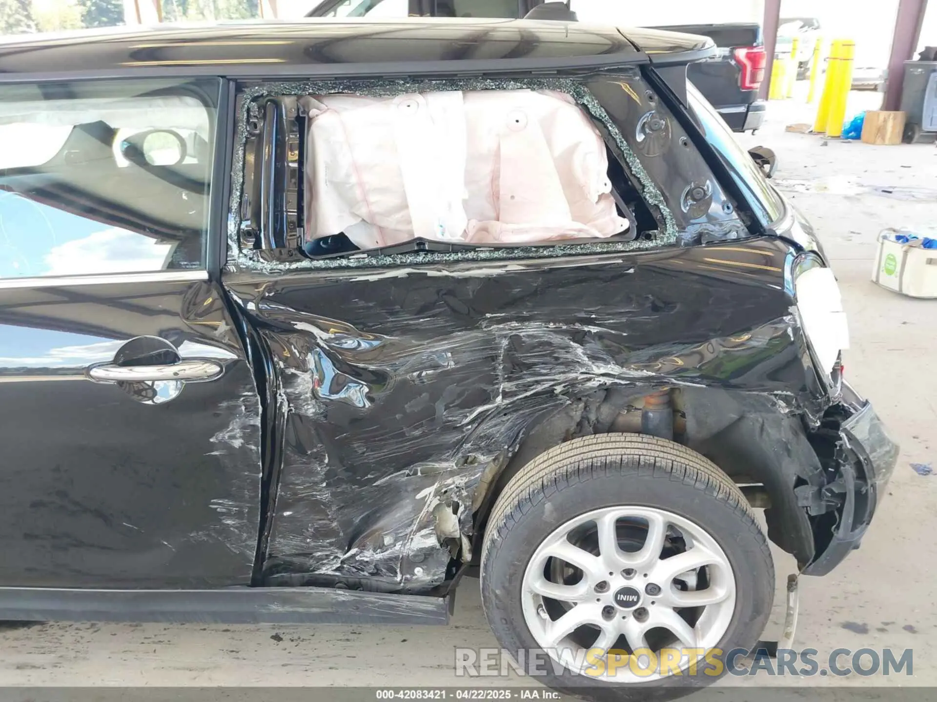 6 Photograph of a damaged car WMWXR3C0XM2N93195 MINI HARDTOP 2021
