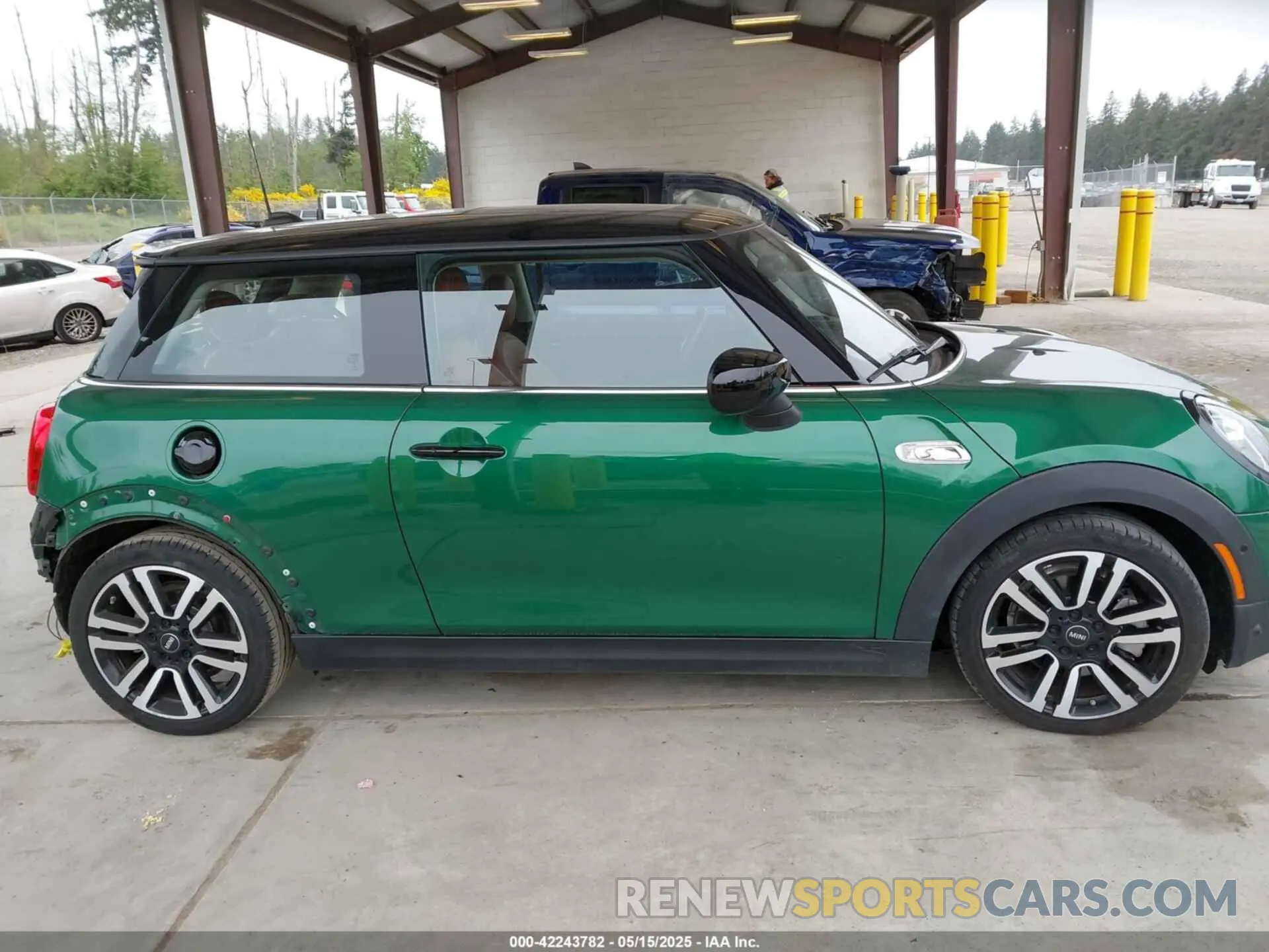 14 Photograph of a damaged car WMWXR5C04M2N62455 MINI HARDTOP 2021