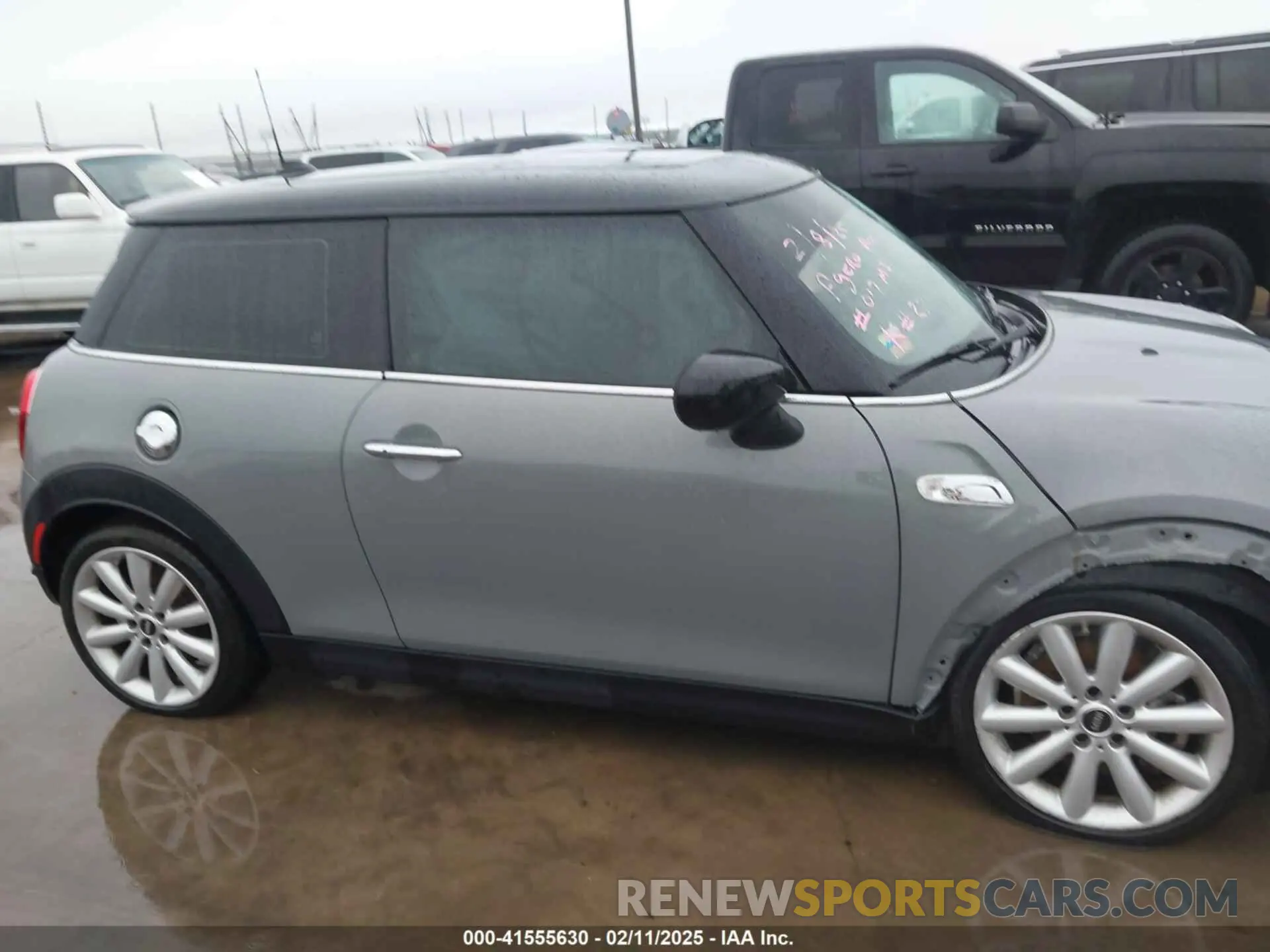 13 Photograph of a damaged car WMWXR5C06M2P01758 MINI HARDTOP 2021