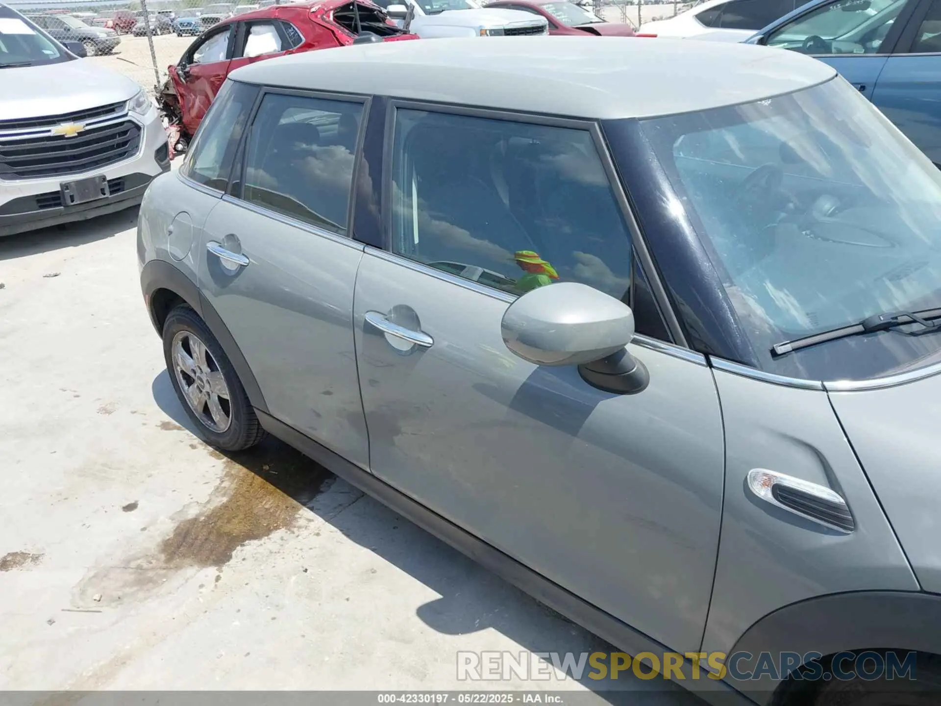 13 Photograph of a damaged car WMWXU7C09M2P17351 MINI HARDTOP 2021