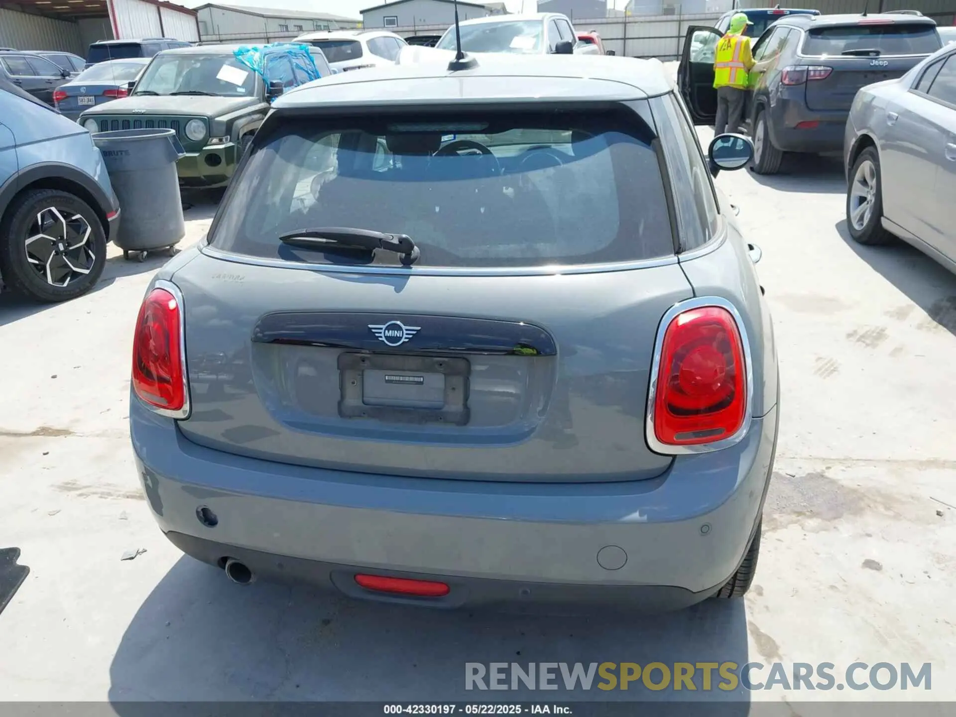 16 Photograph of a damaged car WMWXU7C09M2P17351 MINI HARDTOP 2021