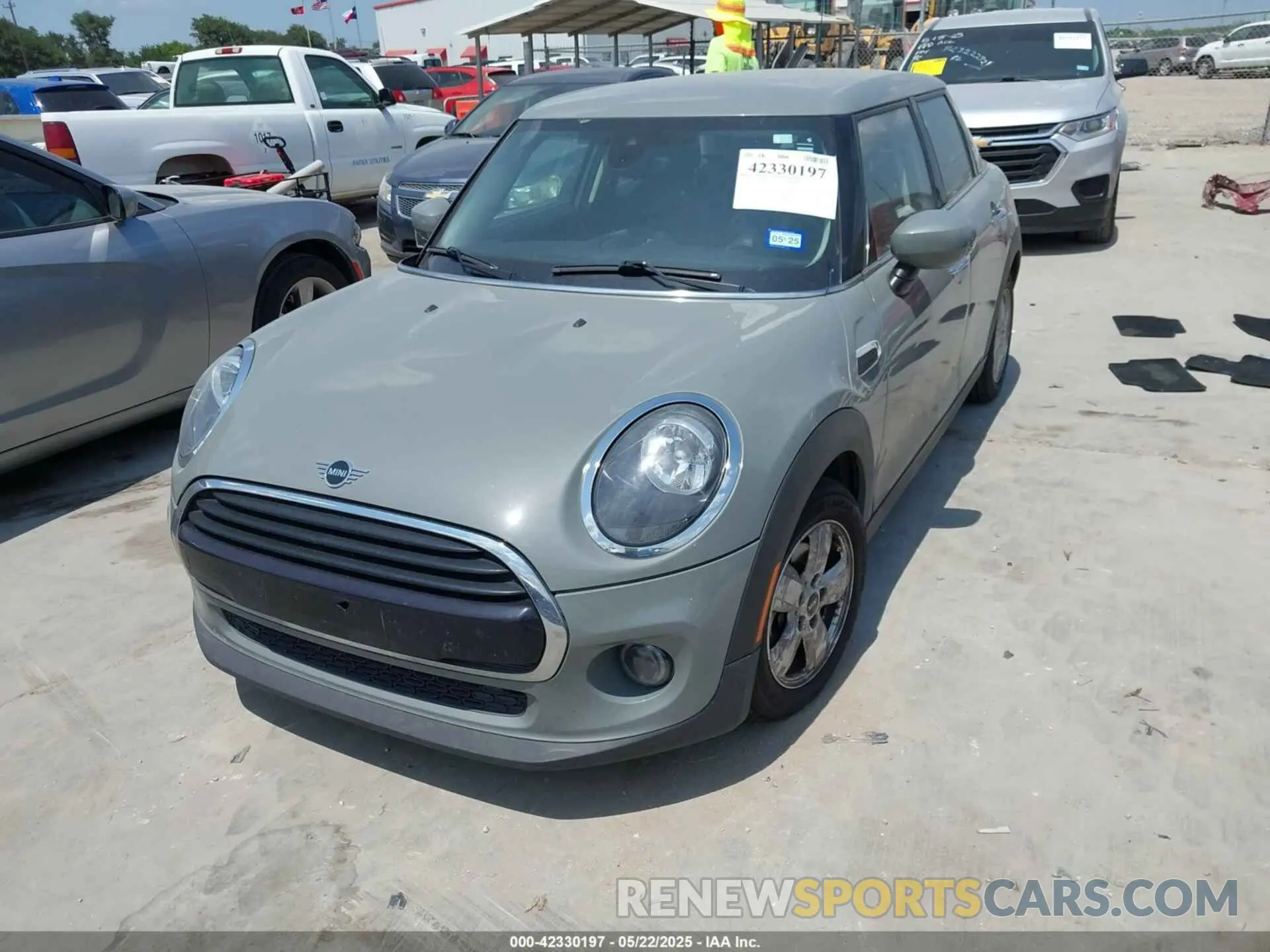 2 Photograph of a damaged car WMWXU7C09M2P17351 MINI HARDTOP 2021