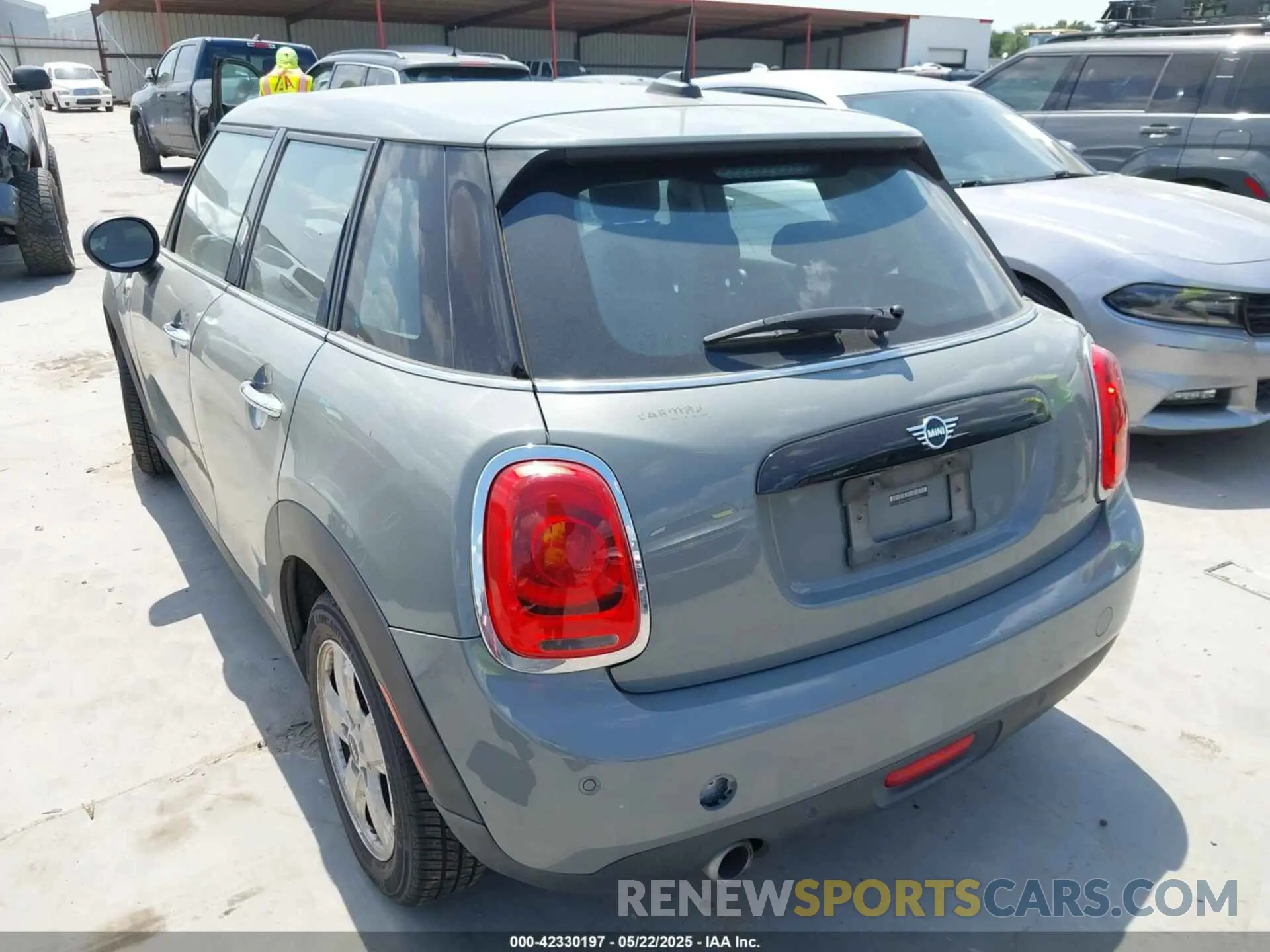 3 Photograph of a damaged car WMWXU7C09M2P17351 MINI HARDTOP 2021