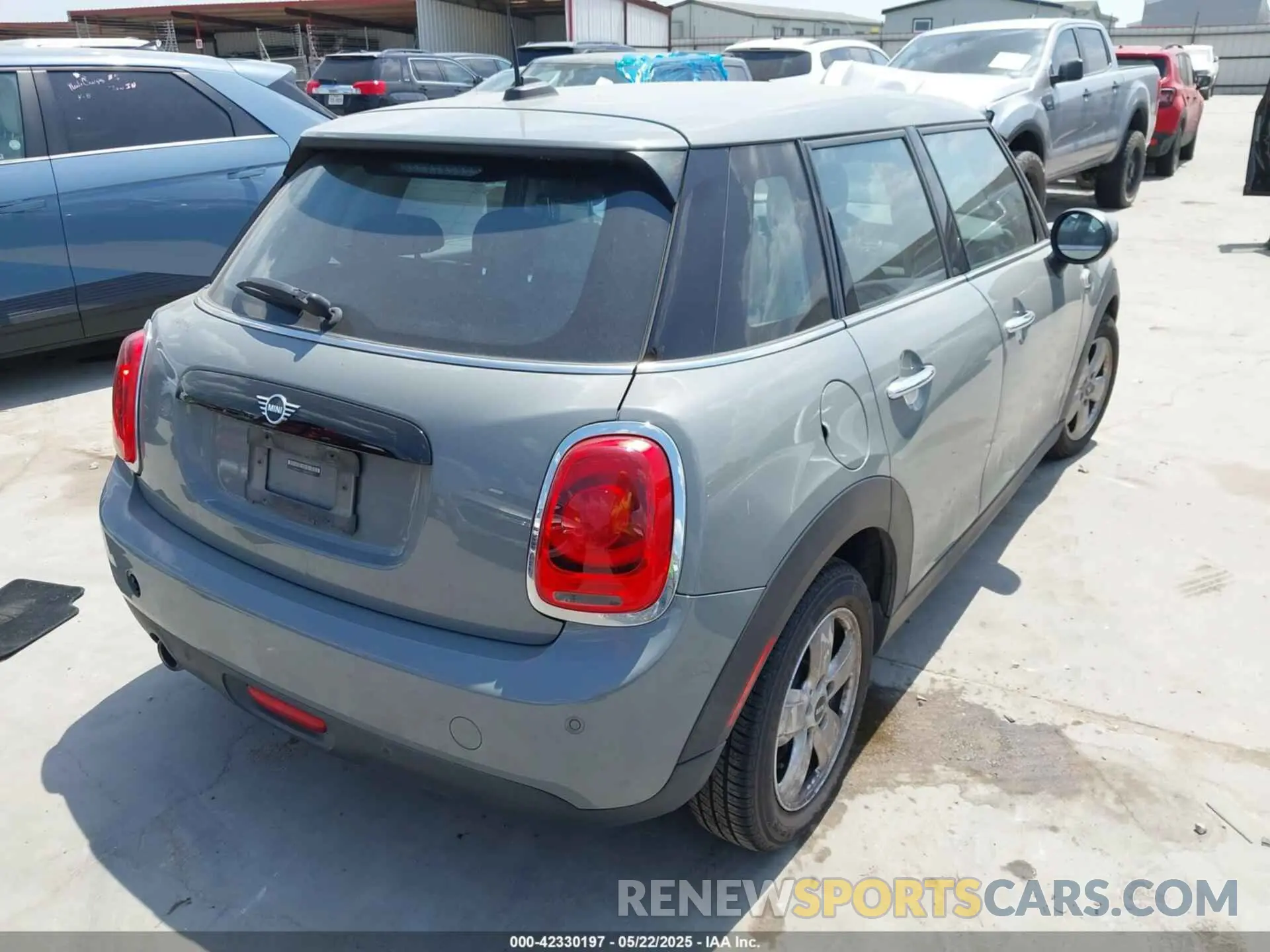 4 Photograph of a damaged car WMWXU7C09M2P17351 MINI HARDTOP 2021