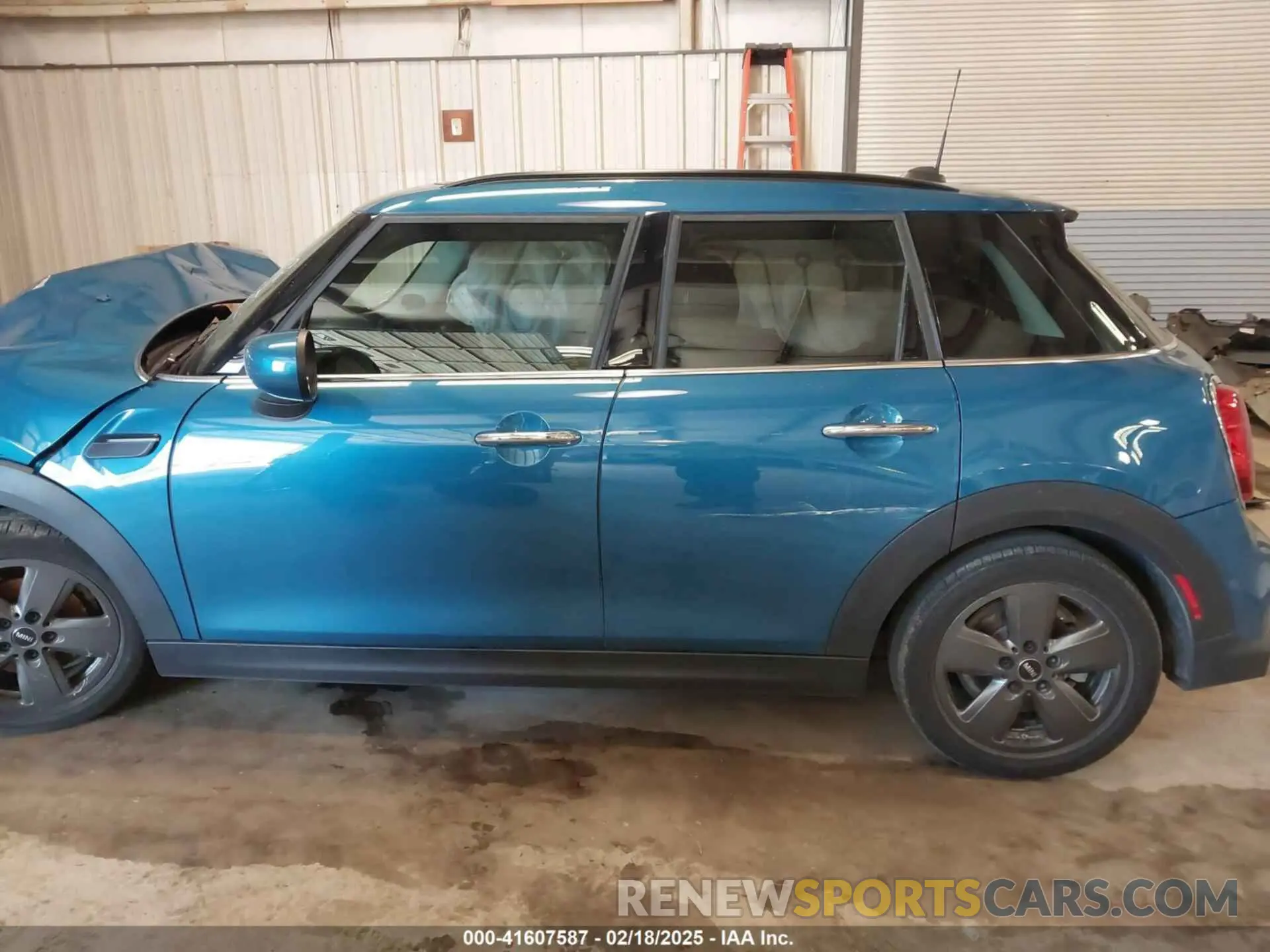 13 Photograph of a damaged car WMW33DK03N2R03891 MINI HARDTOP 2022