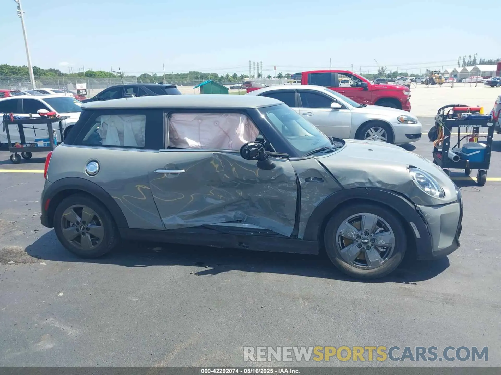 14 Photograph of a damaged car WMW53DH0XN2R63568 MINI HARDTOP 2022