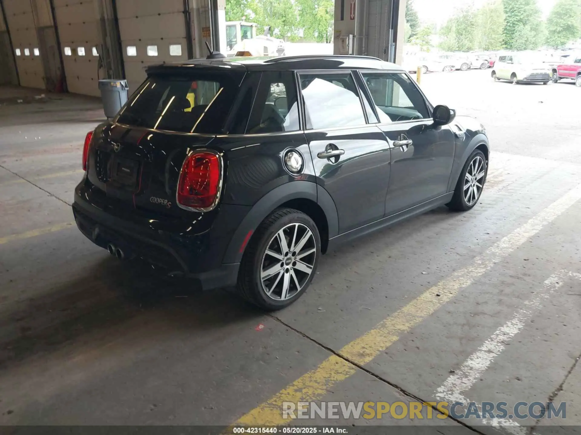 4 Photograph of a damaged car WMW53DK01N2R87864 MINI HARDTOP 2022