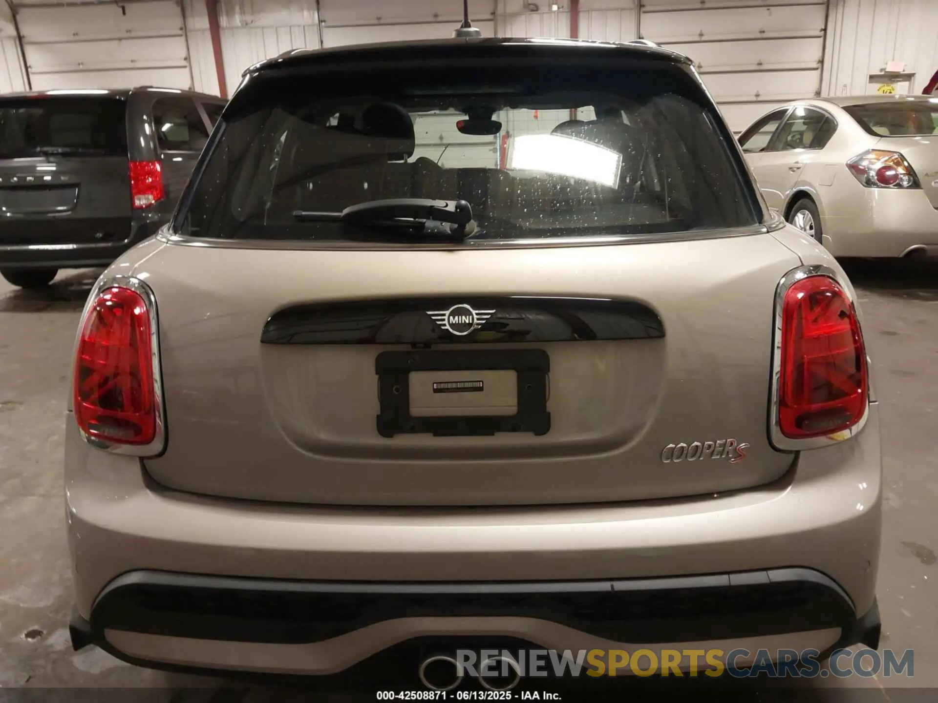 17 Photograph of a damaged car WMW53DK03N2R24068 MINI HARDTOP 2022