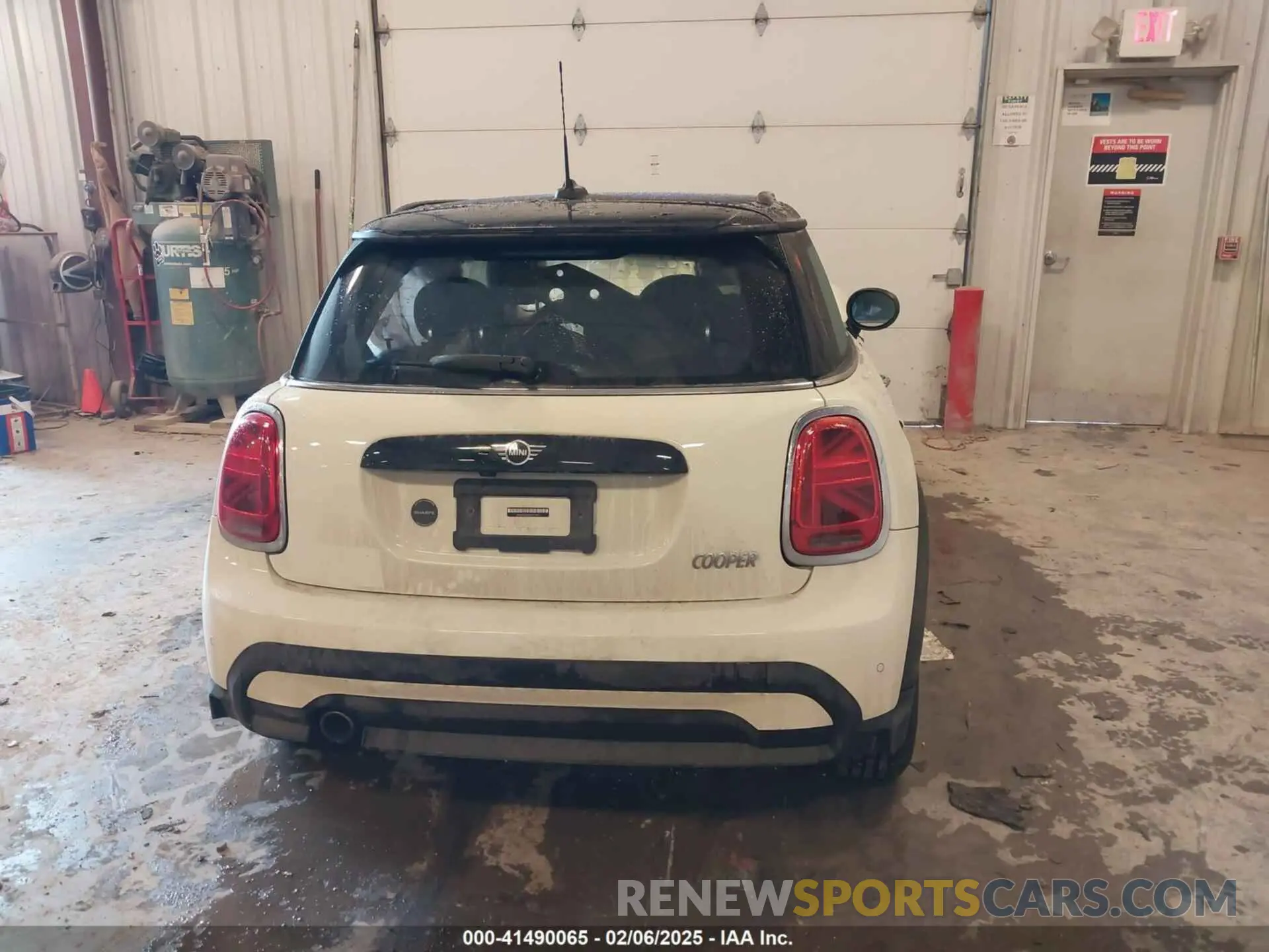 17 Photograph of a damaged car WMW33DH01P2T73141 MINI HARDTOP 2023