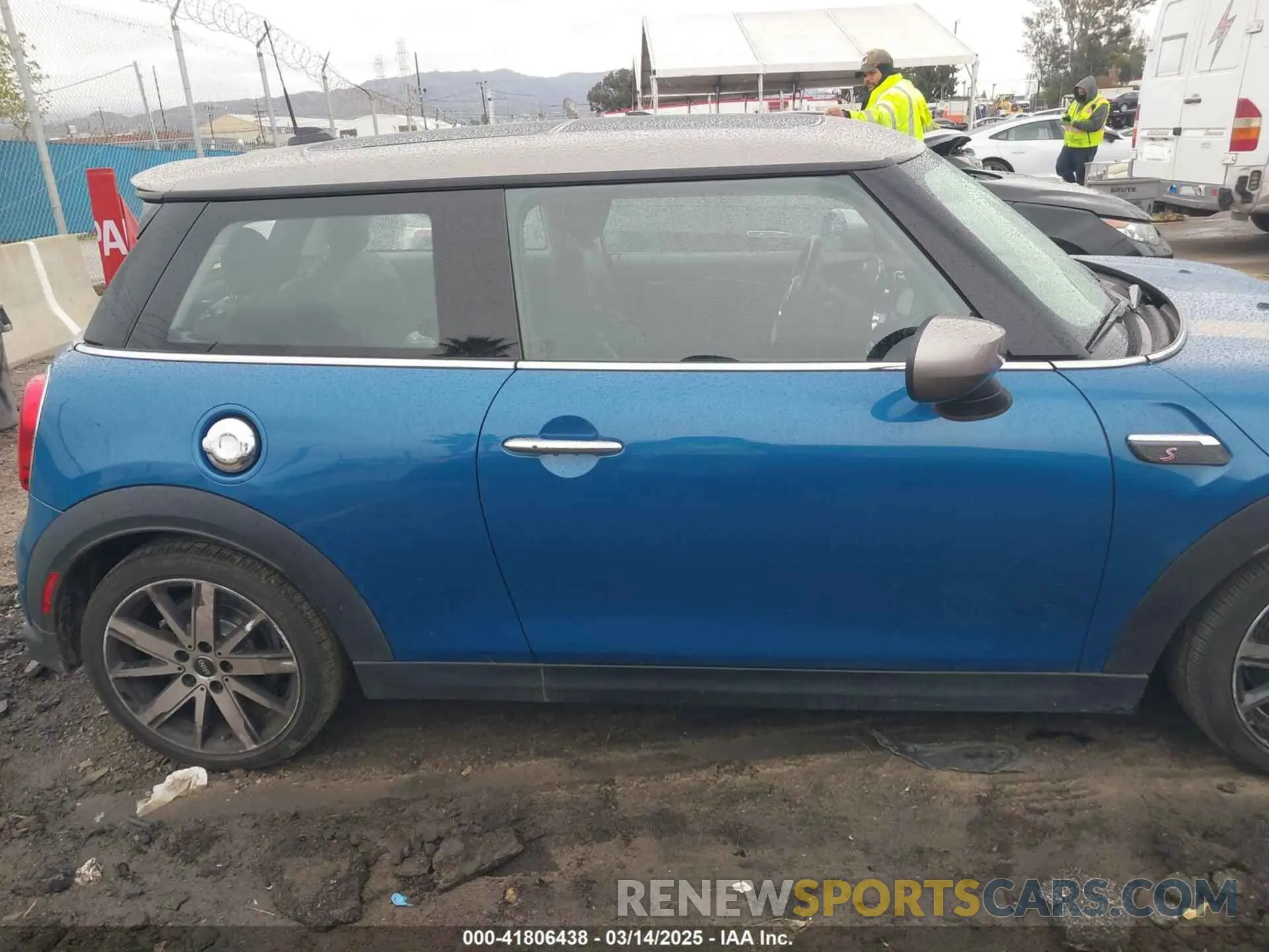 13 Photograph of a damaged car WMW53DH00P2S86792 MINI HARDTOP 2023