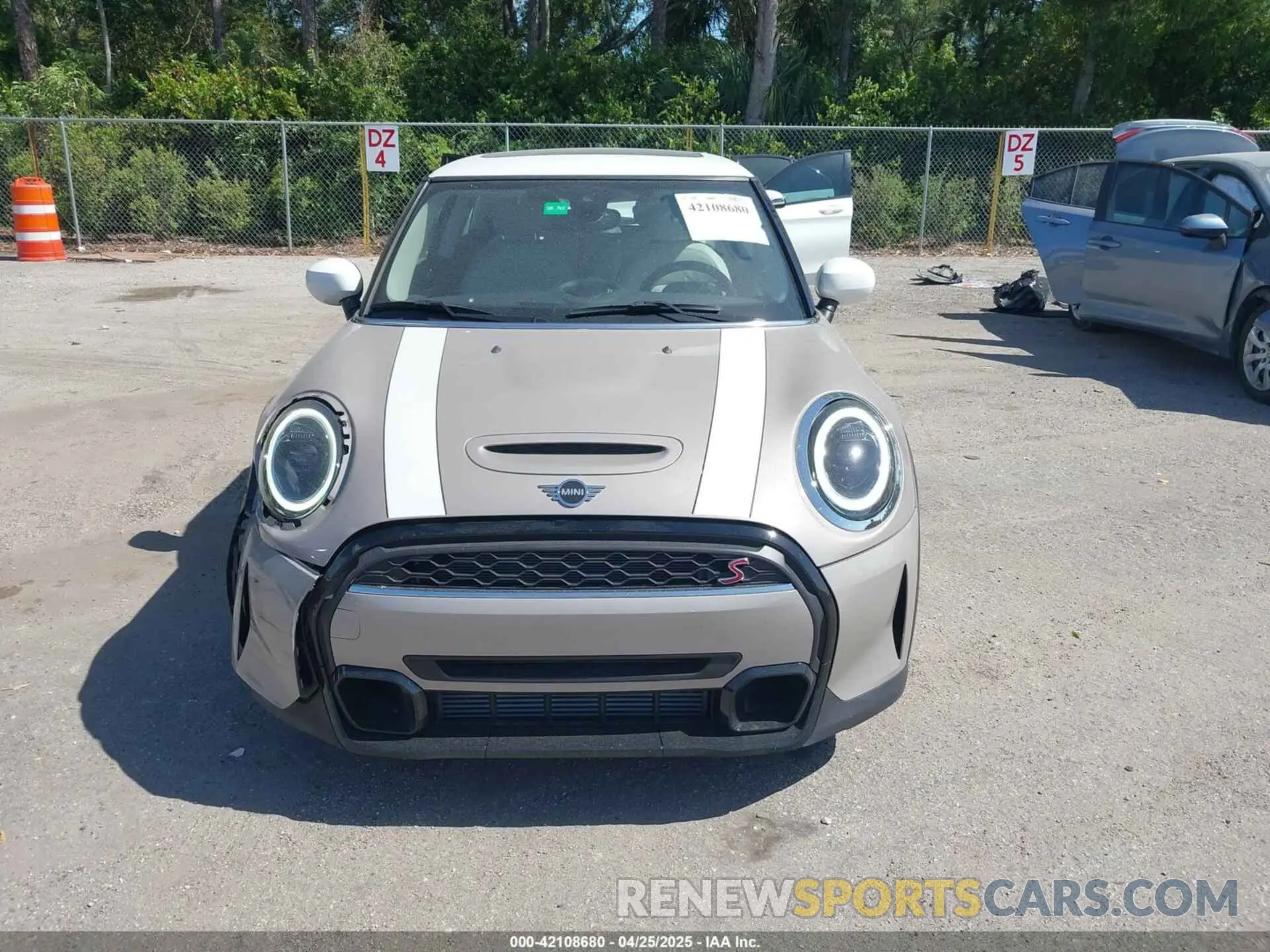 12 Photograph of a damaged car WMW53DH09P2T51901 MINI HARDTOP 2023