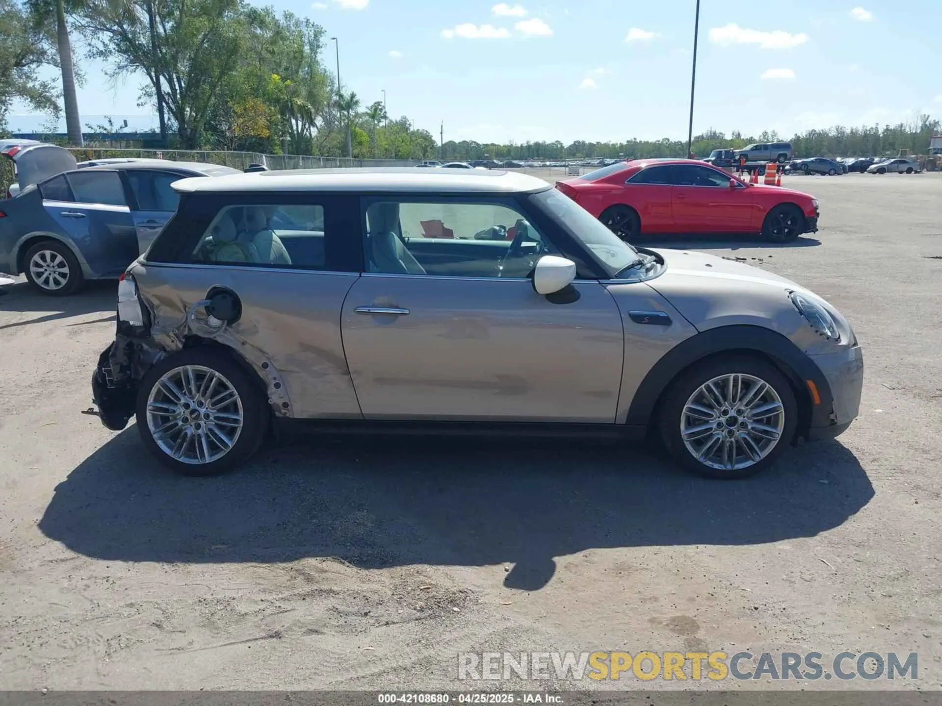 13 Photograph of a damaged car WMW53DH09P2T51901 MINI HARDTOP 2023