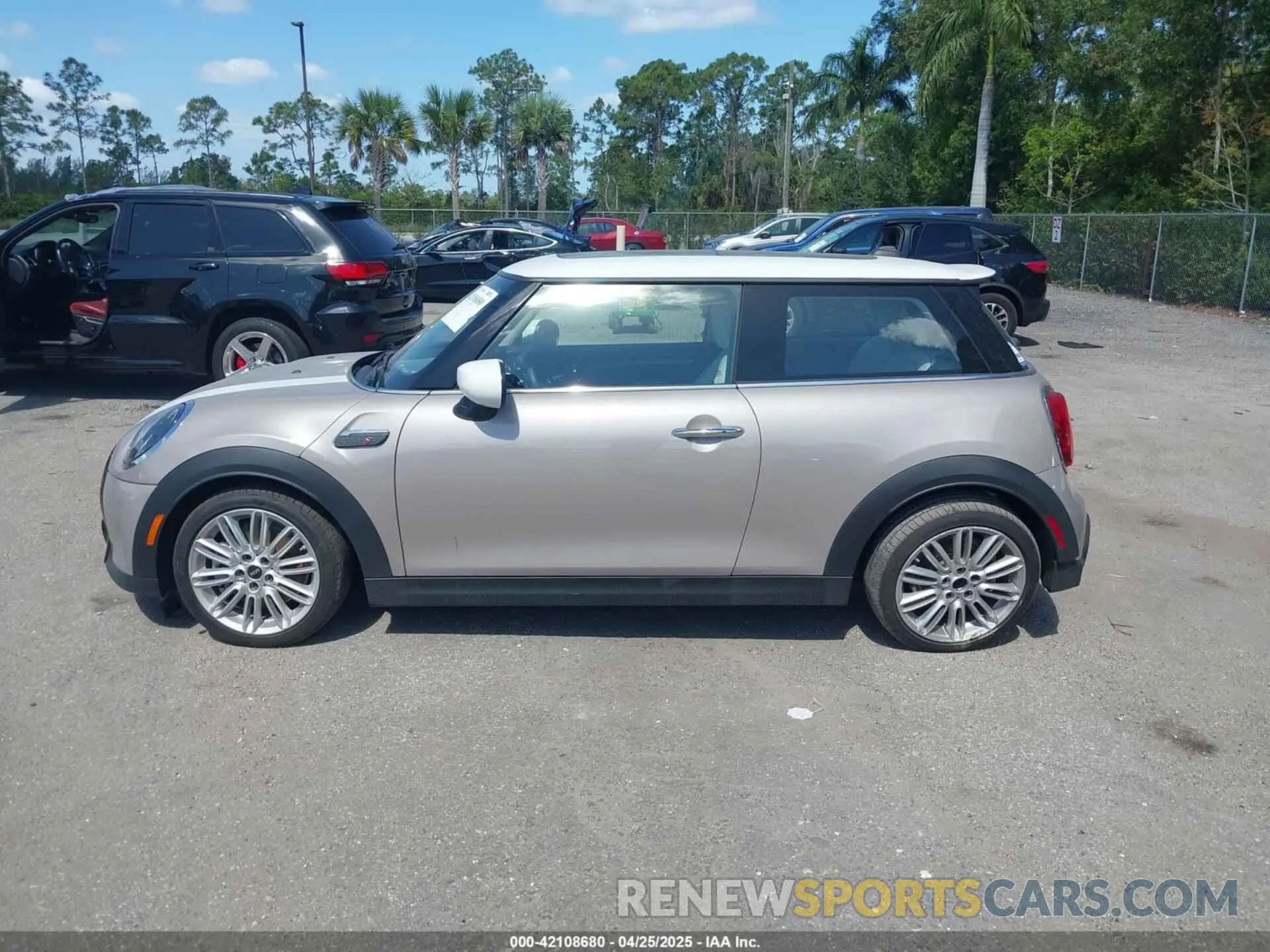 14 Photograph of a damaged car WMW53DH09P2T51901 MINI HARDTOP 2023
