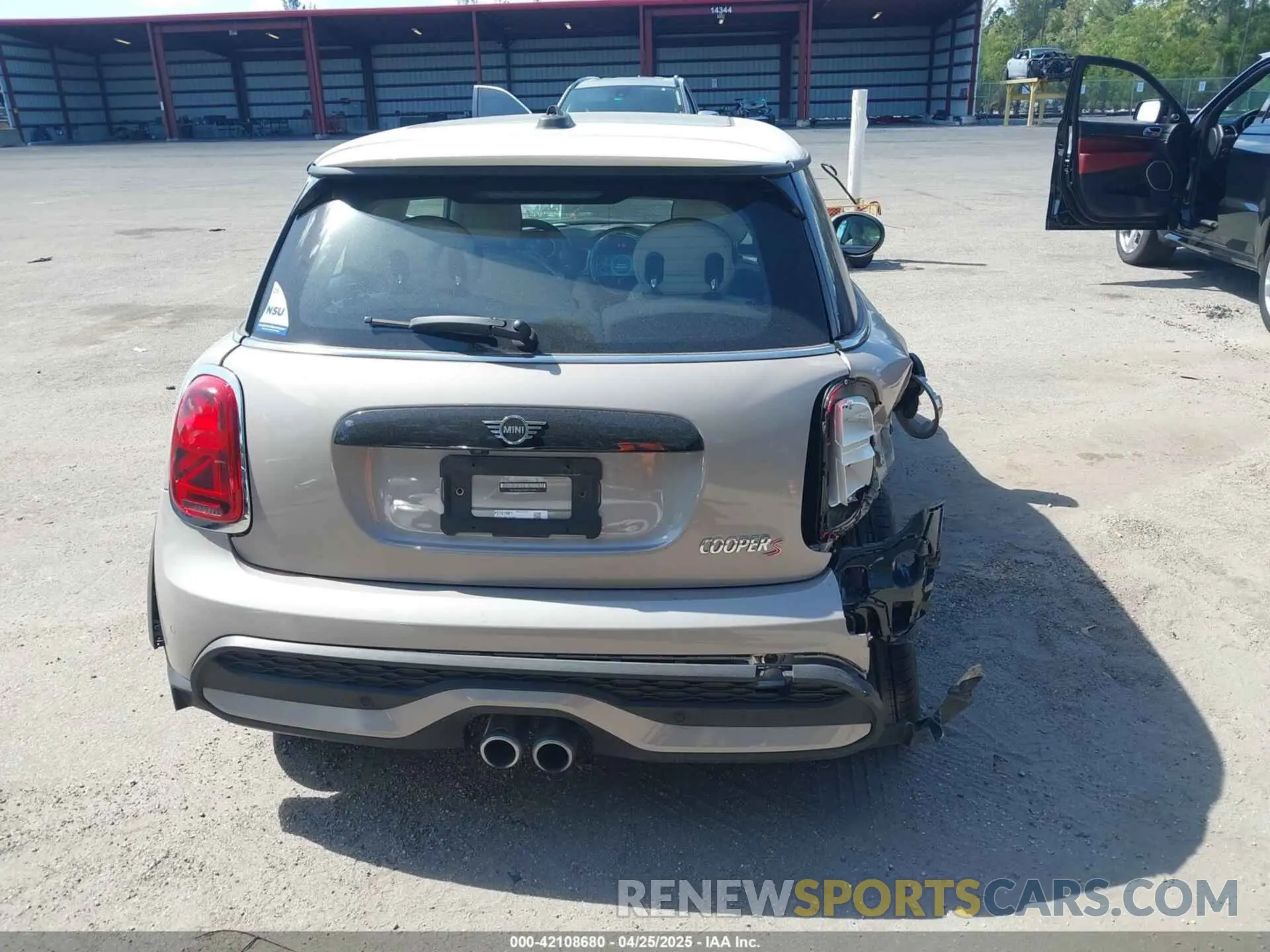 16 Photograph of a damaged car WMW53DH09P2T51901 MINI HARDTOP 2023