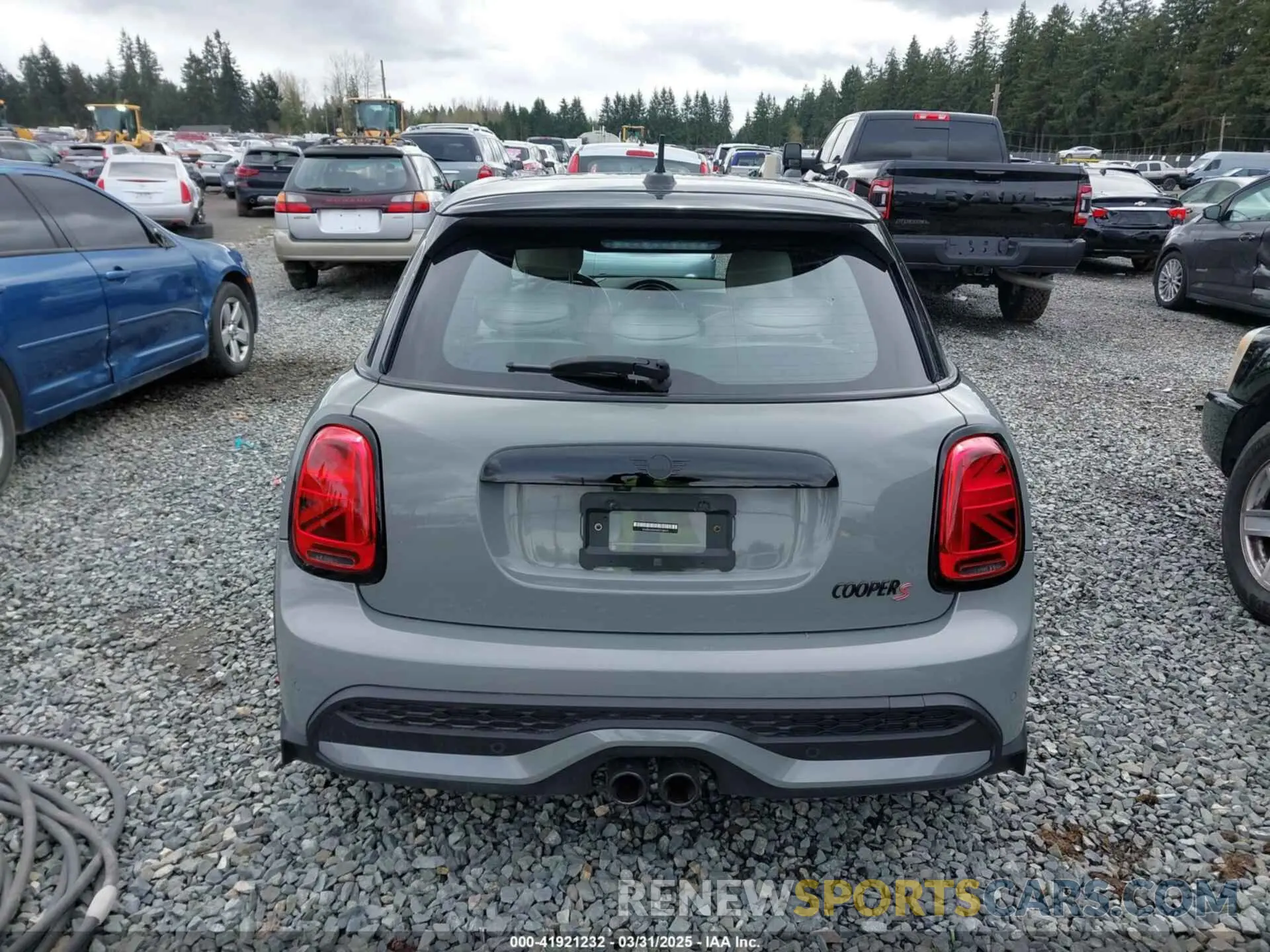 17 Photograph of a damaged car WMW53DK06P2T05743 MINI HARDTOP 2023