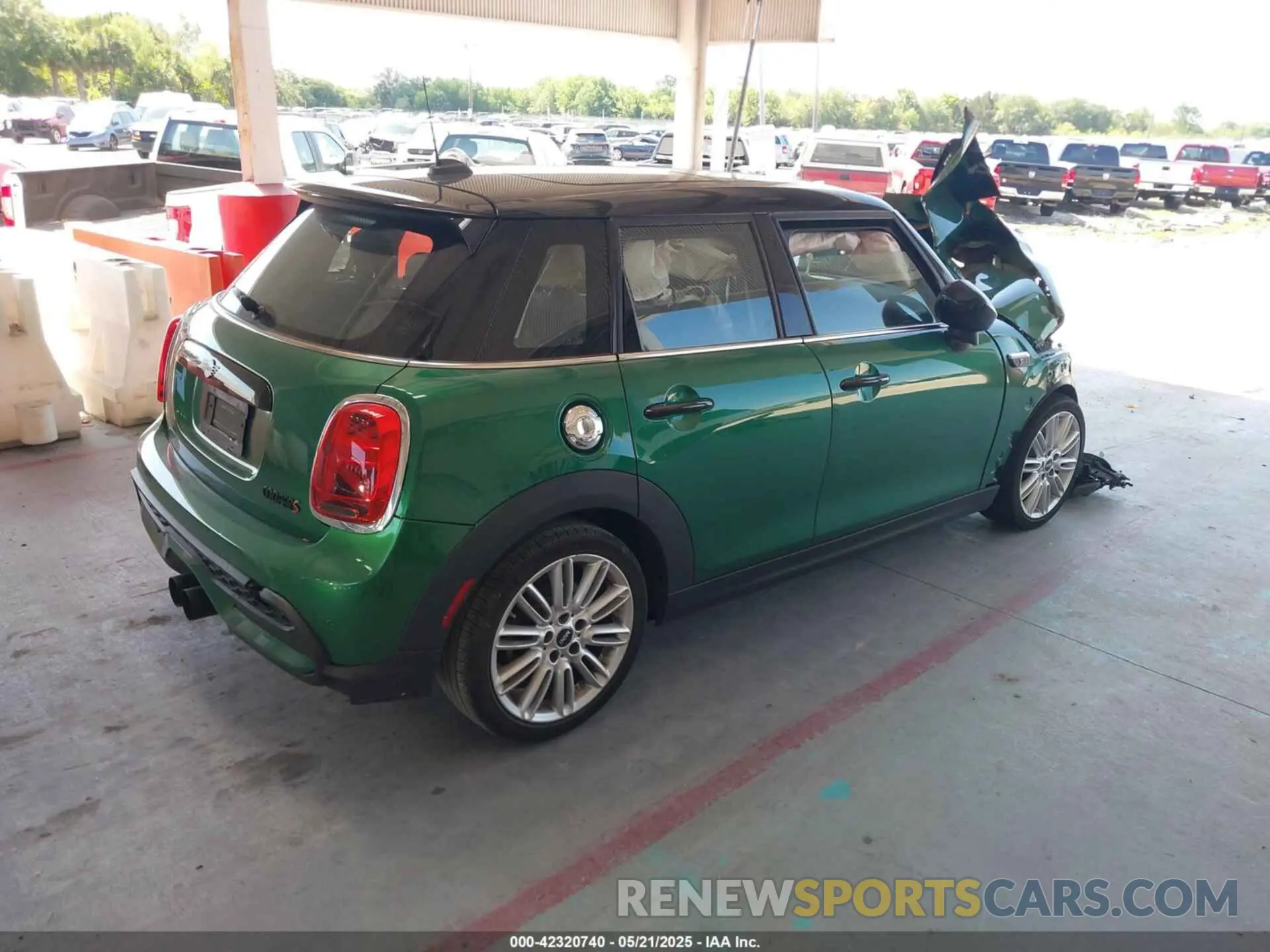 4 Photograph of a damaged car WMW53DK07P2T72660 MINI HARDTOP 2023