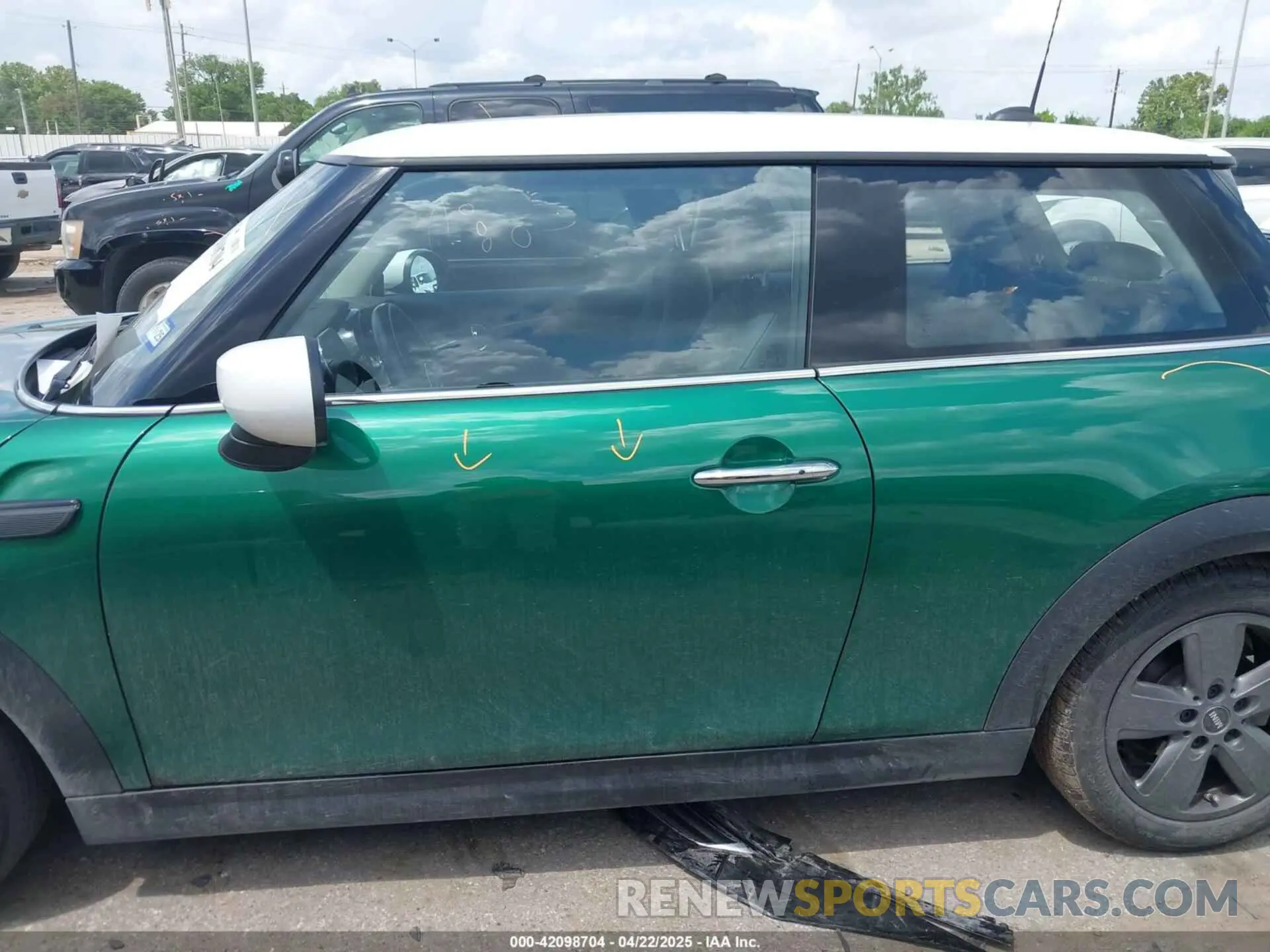 14 Photograph of a damaged car WMW33DH01R2V36390 MINI HARDTOP 2024