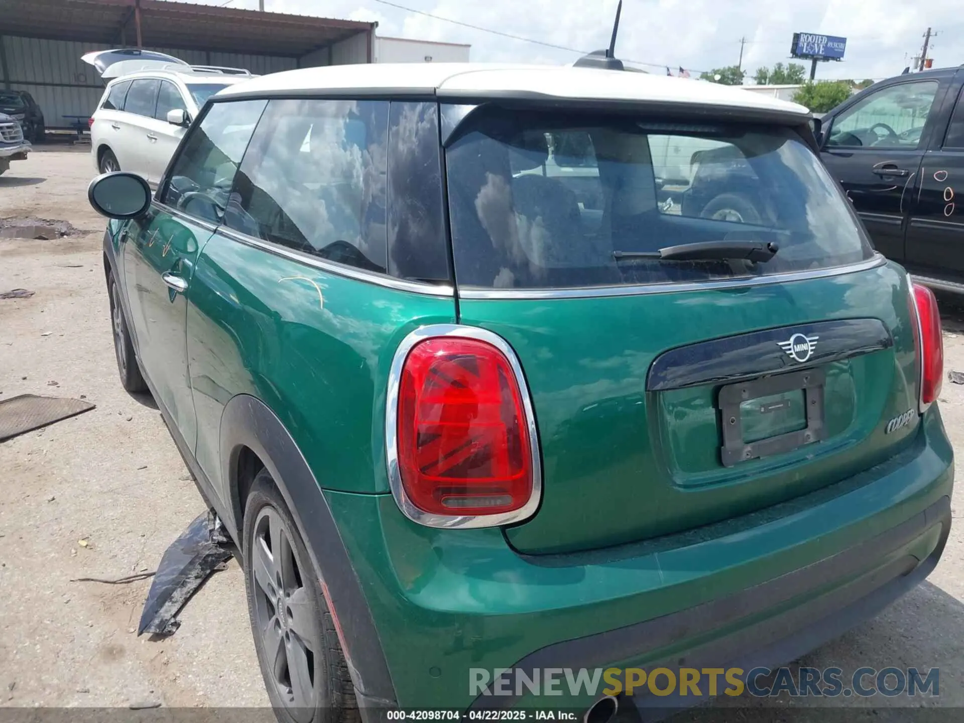 3 Photograph of a damaged car WMW33DH01R2V36390 MINI HARDTOP 2024