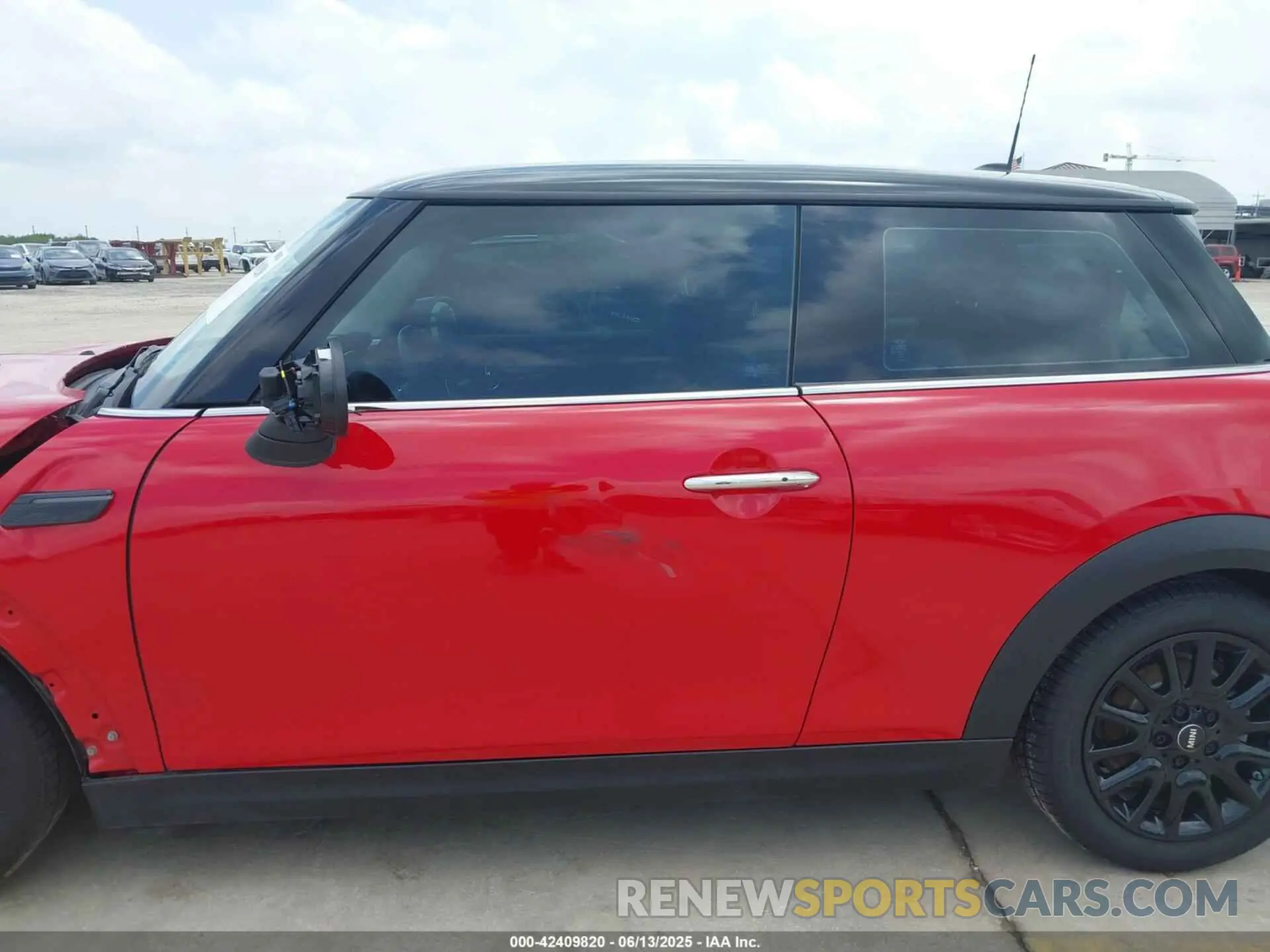 15 Photograph of a damaged car WMW33DH04R2V92209 MINI HARDTOP 2024