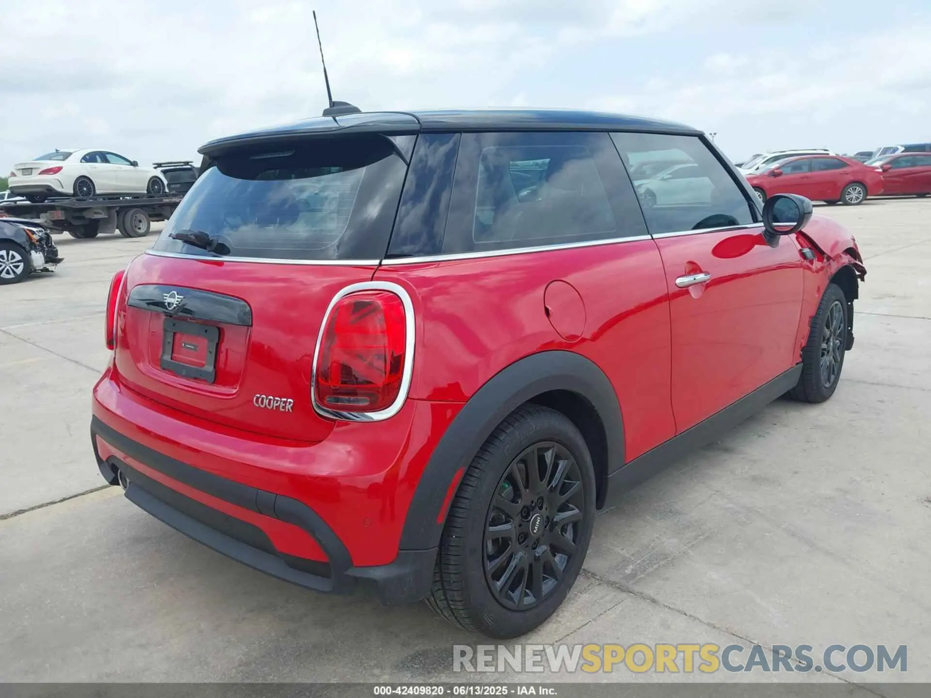 4 Photograph of a damaged car WMW33DH04R2V92209 MINI HARDTOP 2024