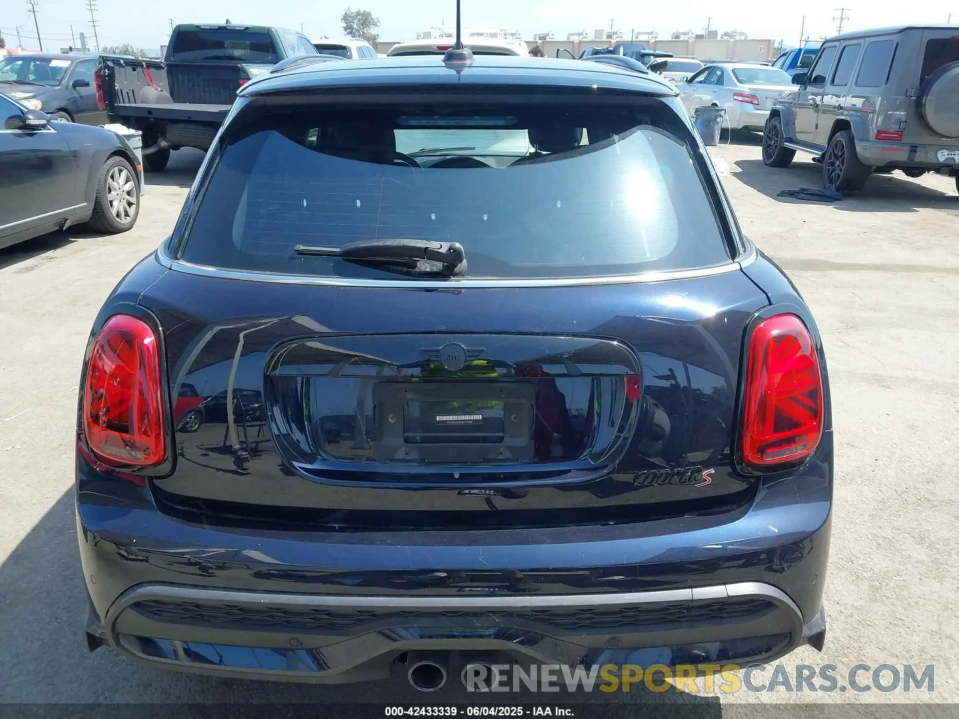 17 Photograph of a damaged car WMW53DK01R2U70182 MINI HARDTOP 2024