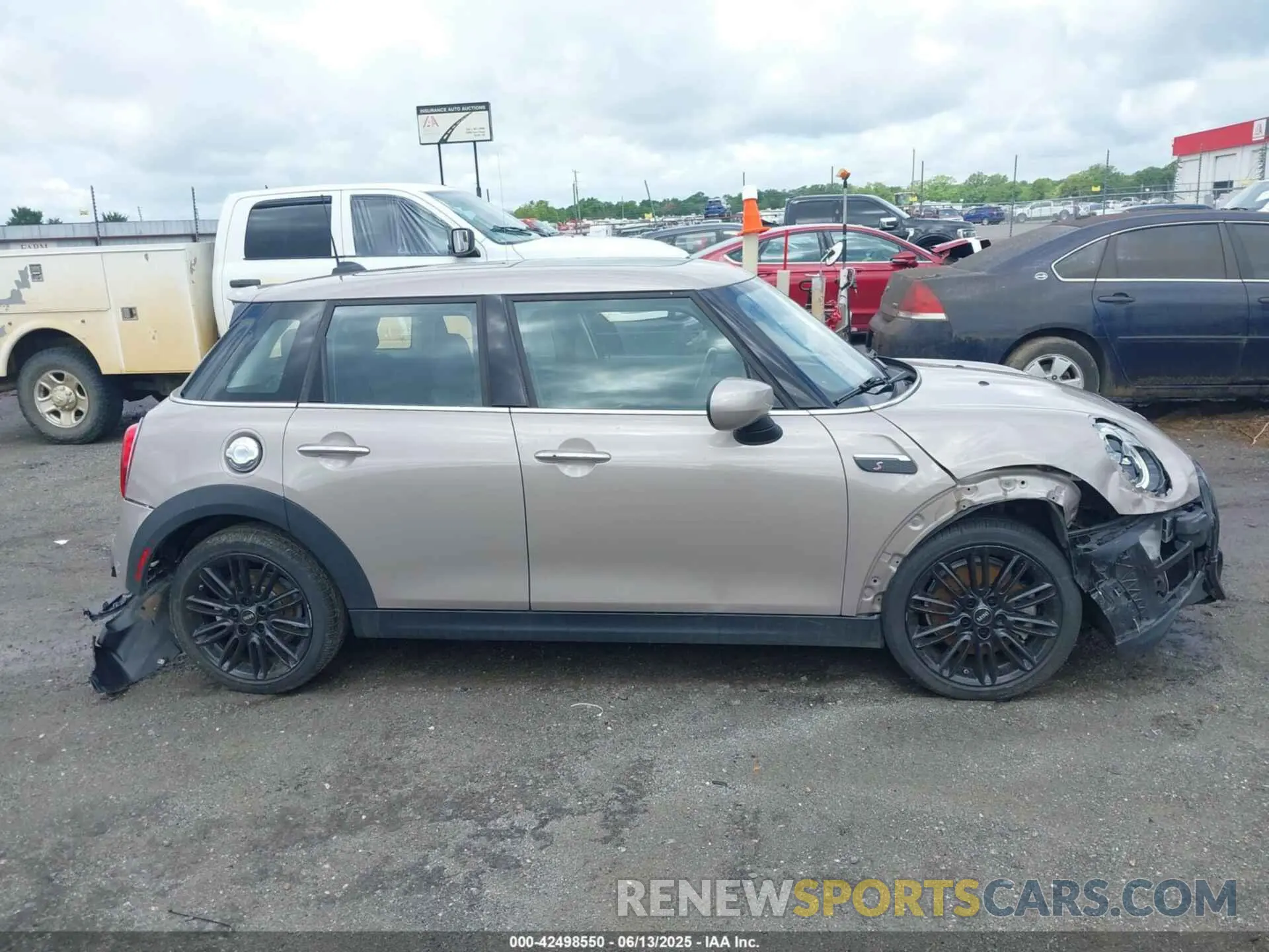 13 Photograph of a damaged car WMW53DK09R2U99994 MINI HARDTOP 2024