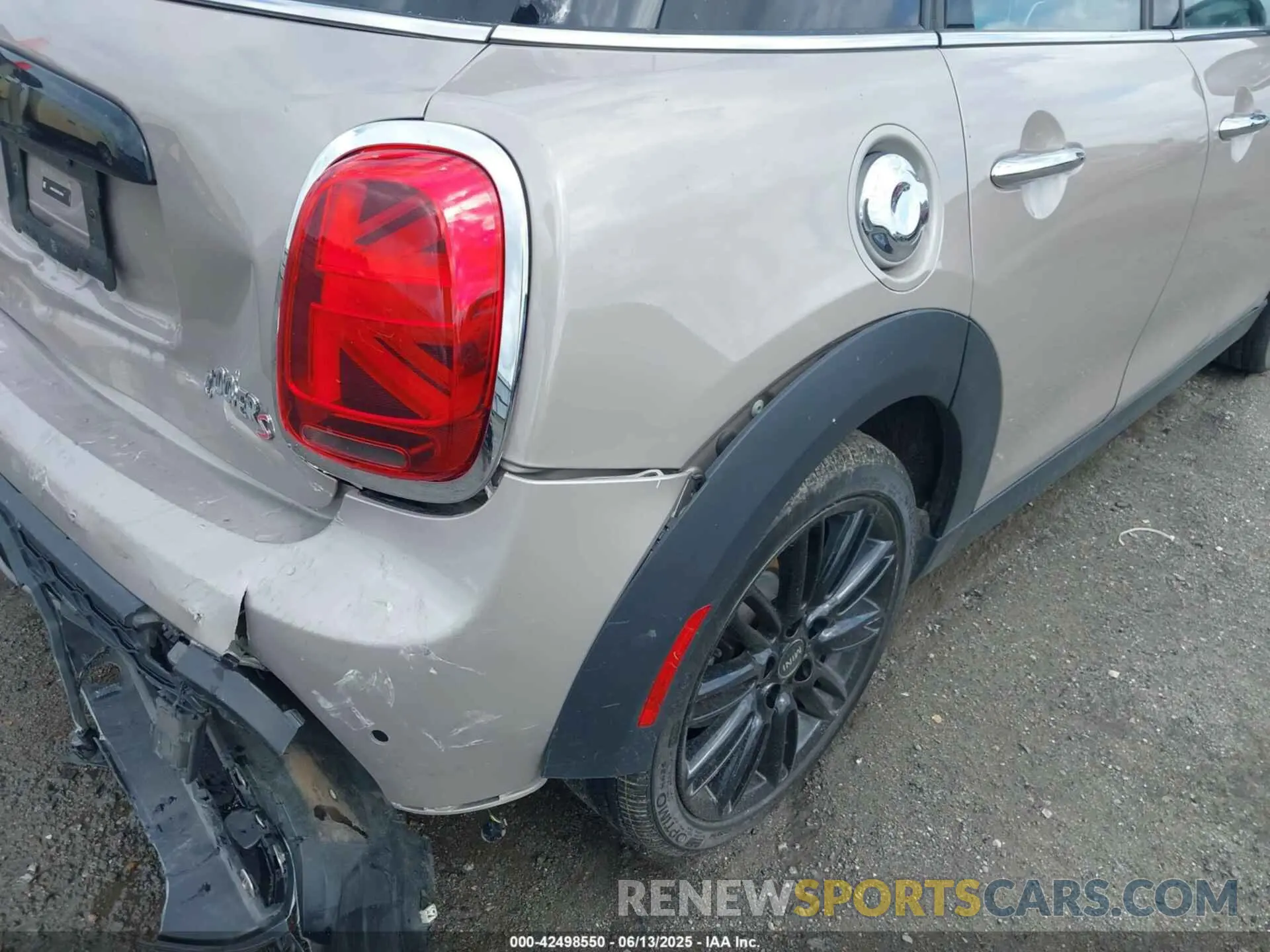 18 Photograph of a damaged car WMW53DK09R2U99994 MINI HARDTOP 2024
