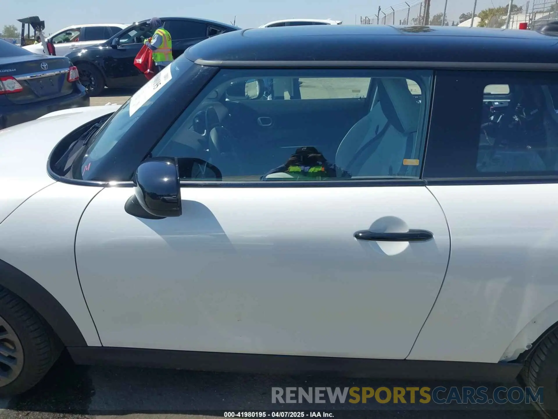 15 Photograph of a damaged car WMW23GD08S2W21848 MINI HARDTOP 2025