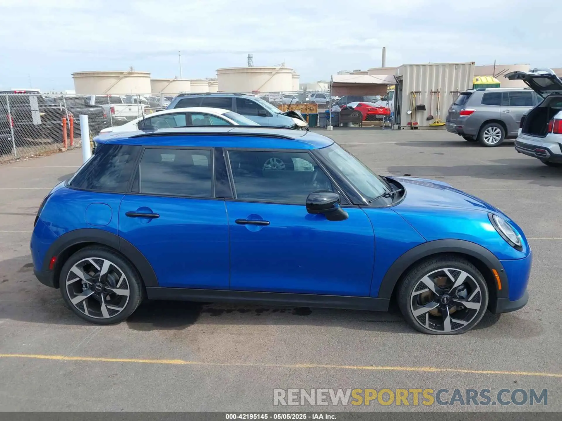 13 Photograph of a damaged car WMW53GD06S2X07348 MINI HARDTOP 2025