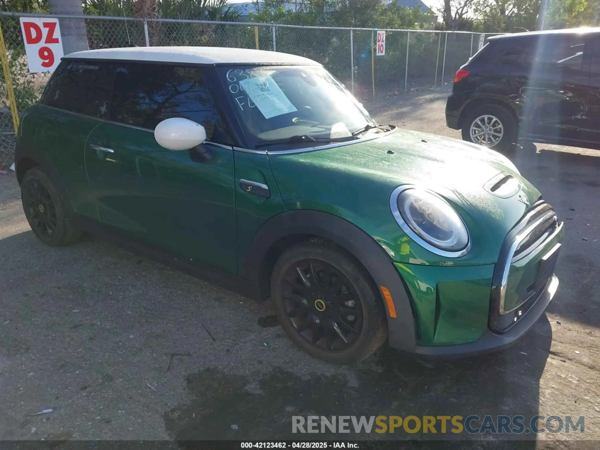 1 Photograph of a damaged car WMW13DJ04N2S26388 MINI SE HARDTOP 2022
