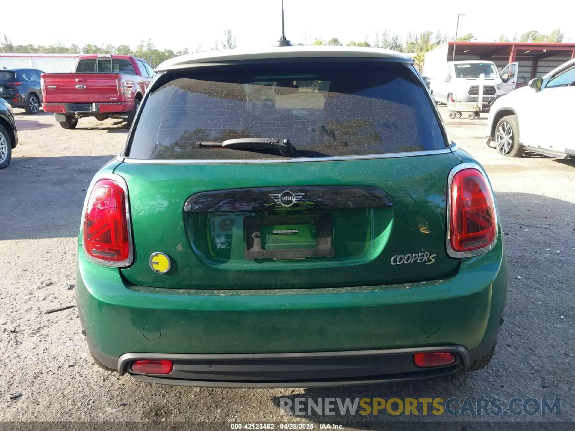 17 Photograph of a damaged car WMW13DJ04N2S26388 MINI SE HARDTOP 2022