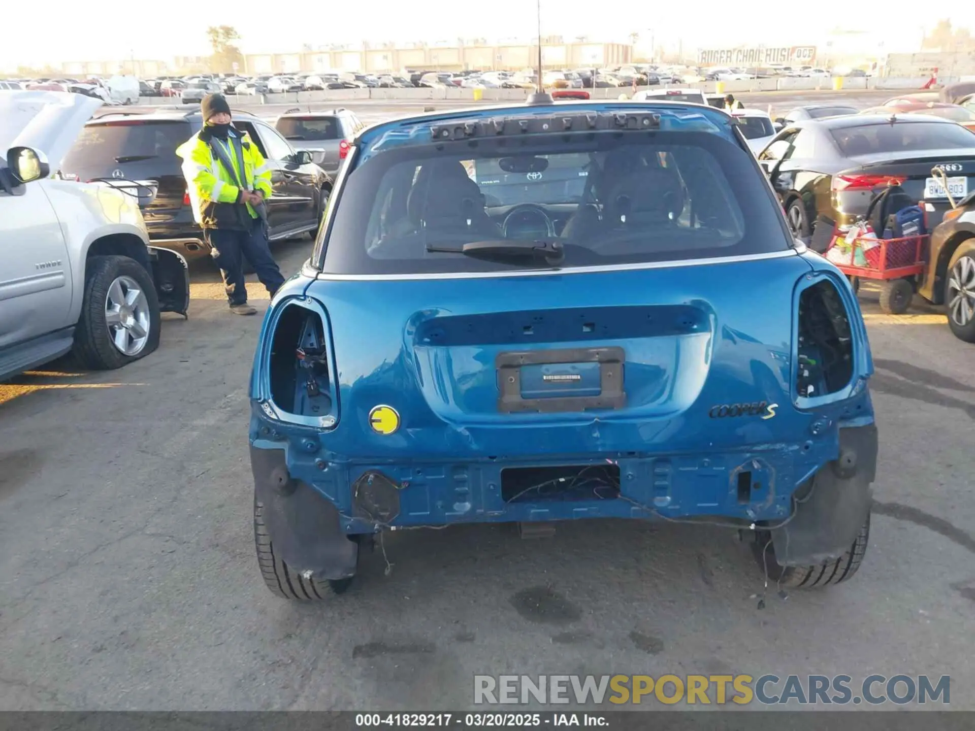 17 Photograph of a damaged car WMW13DJ09N2R91354 MINI SE HARDTOP 2022