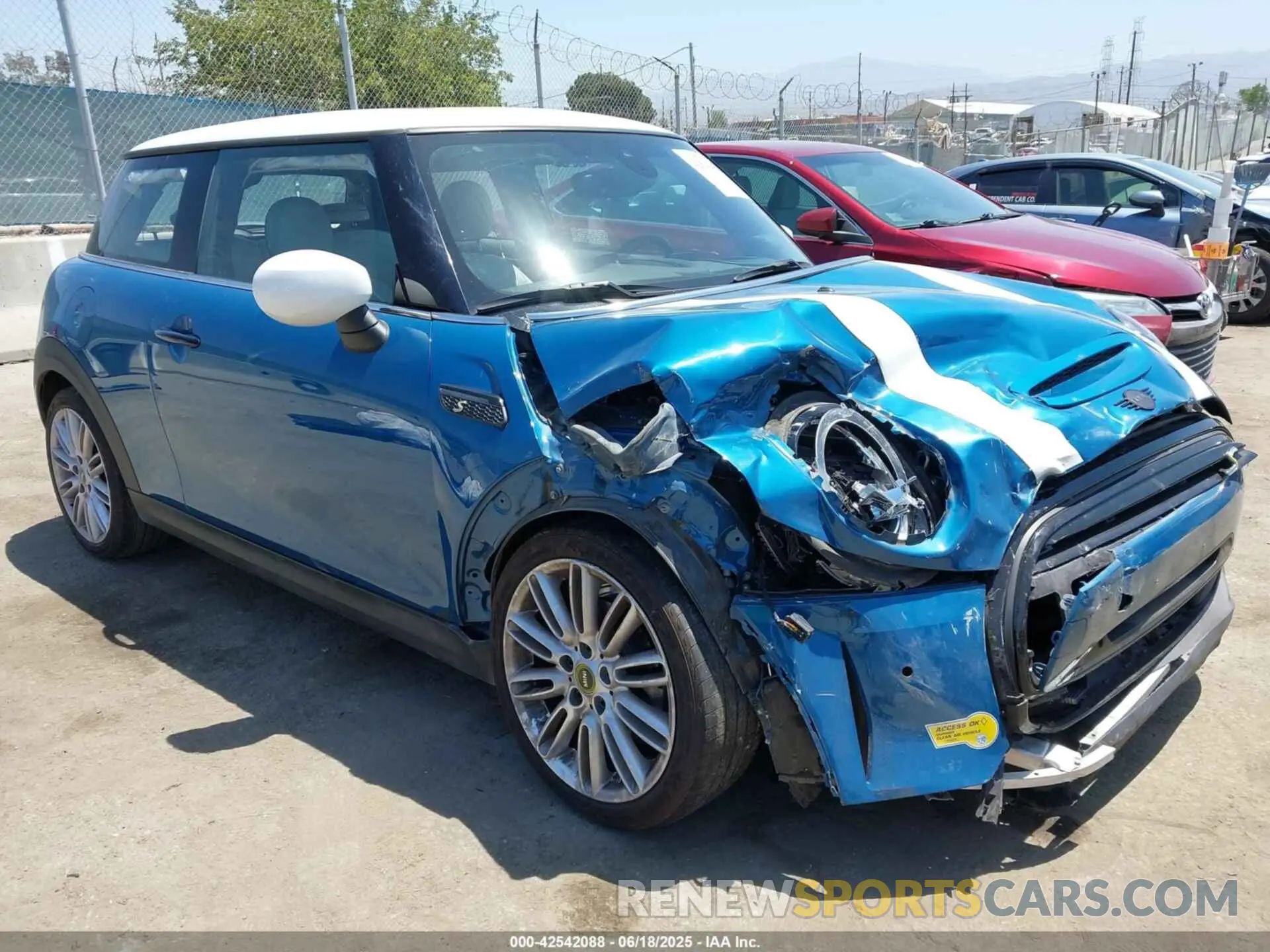 1 Photograph of a damaged car WMW13DJ07P2S73739 MINI SE HARDTOP 2023