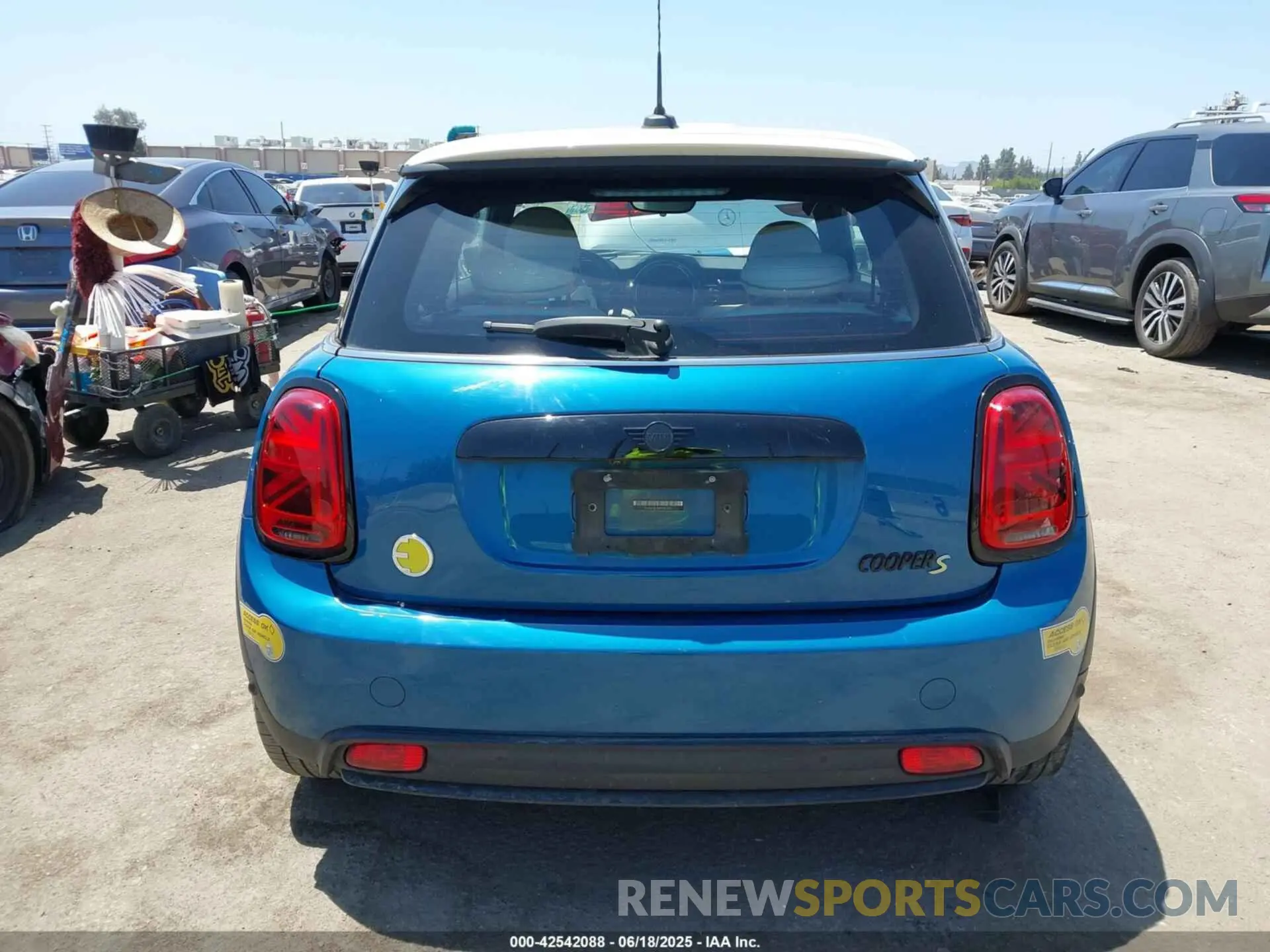 16 Photograph of a damaged car WMW13DJ07P2S73739 MINI SE HARDTOP 2023