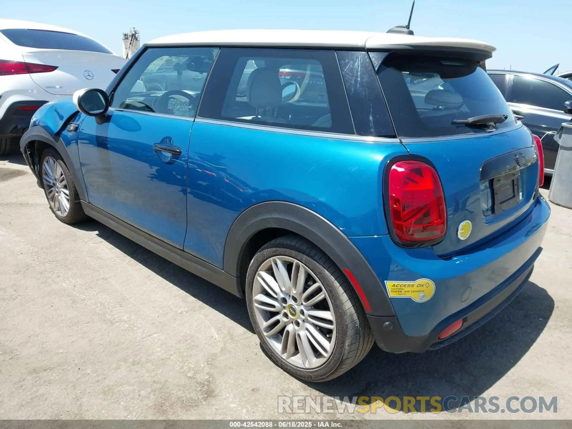 3 Photograph of a damaged car WMW13DJ07P2S73739 MINI SE HARDTOP 2023