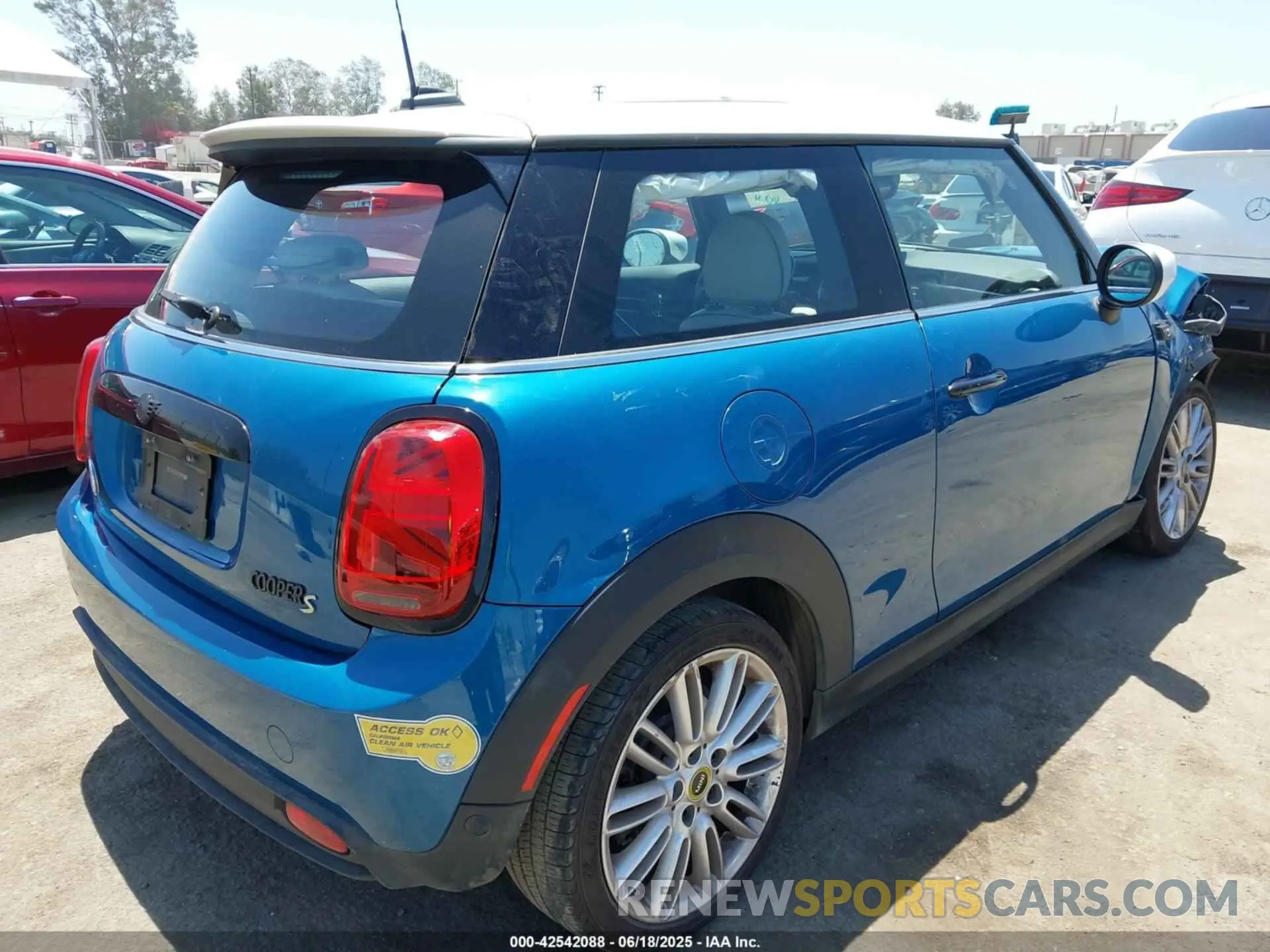 4 Photograph of a damaged car WMW13DJ07P2S73739 MINI SE HARDTOP 2023