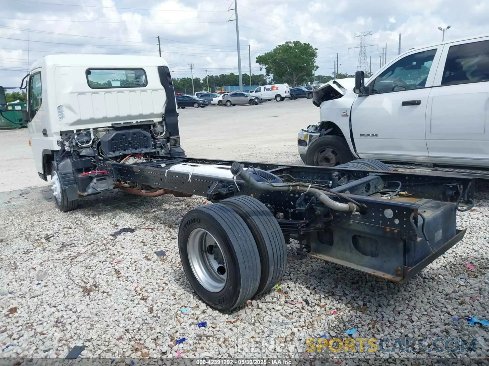 3 Photograph of a damaged car 4UZBVG113KGKG3613 MITSUBISHI FEC7TS 2019