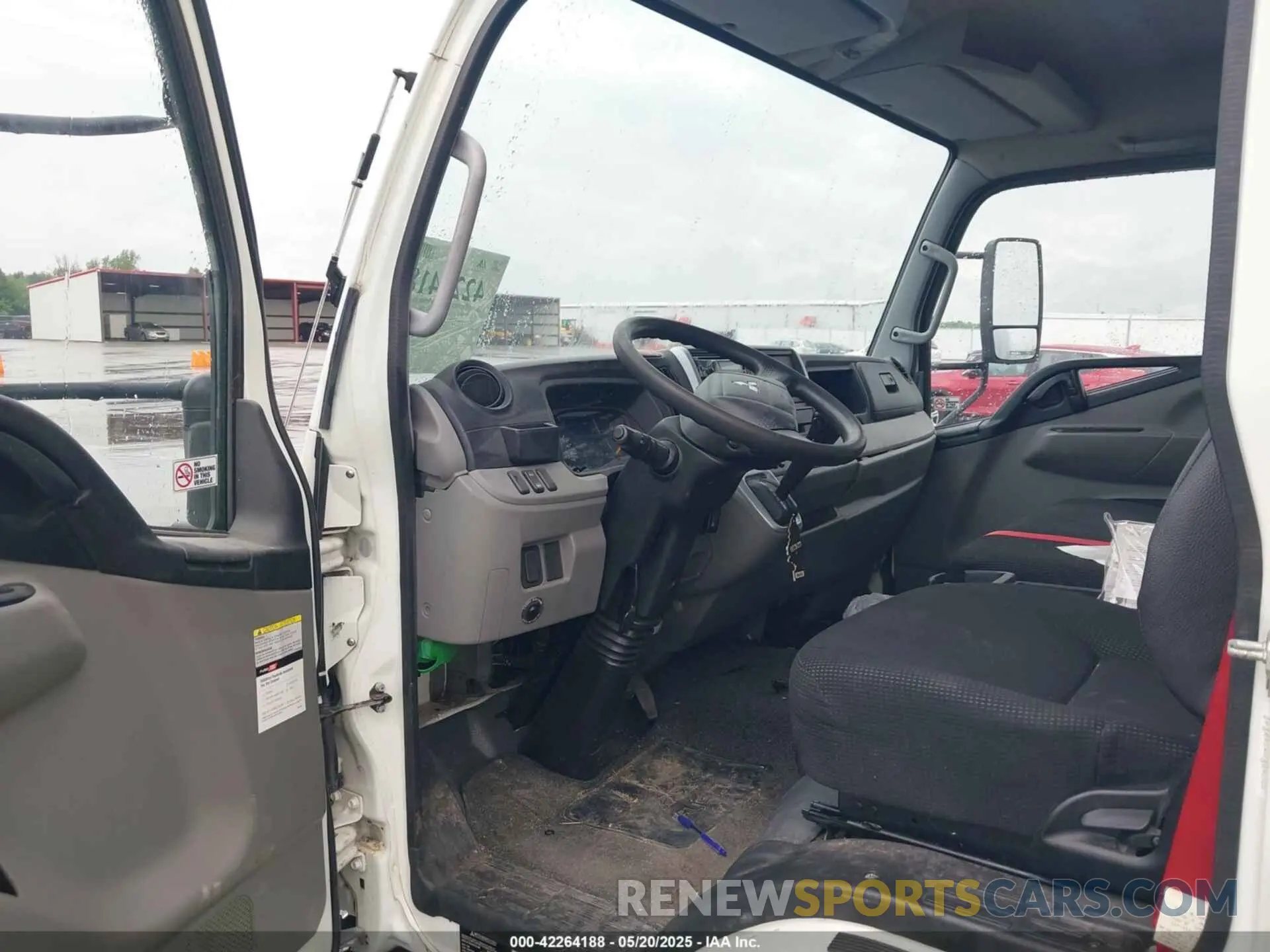 6 Photograph of a damaged car 4UZBYH118KGKT7803 MITSUBISHI FECZTS 2019
