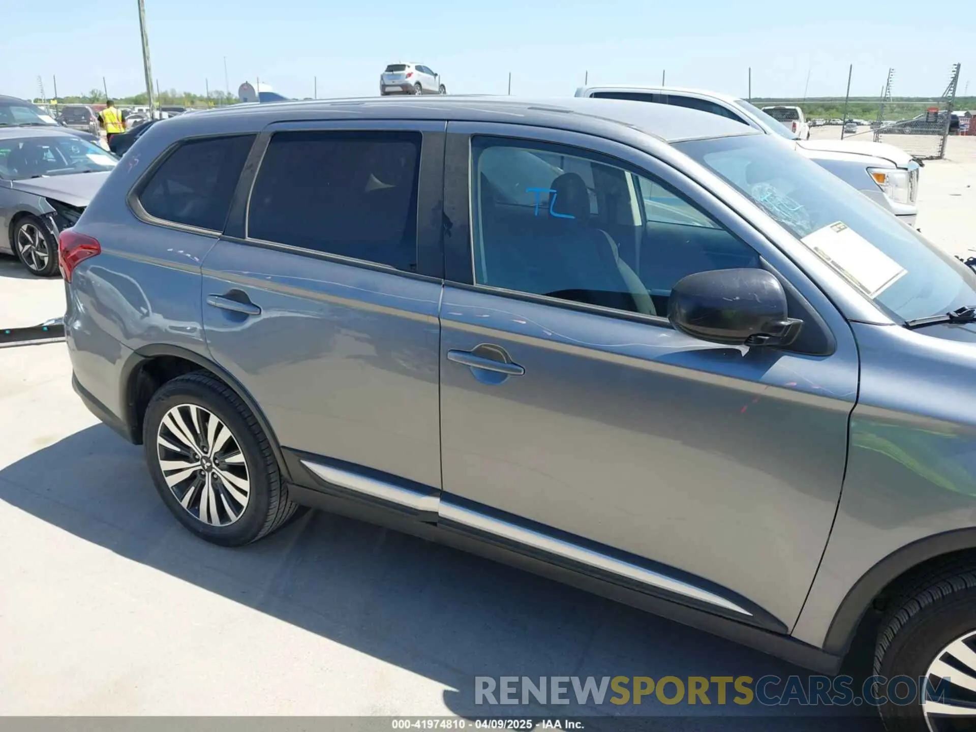 14 Photograph of a damaged car JA4AD2A31KJ000609 MITSUBISHI OUTLANDER 2019